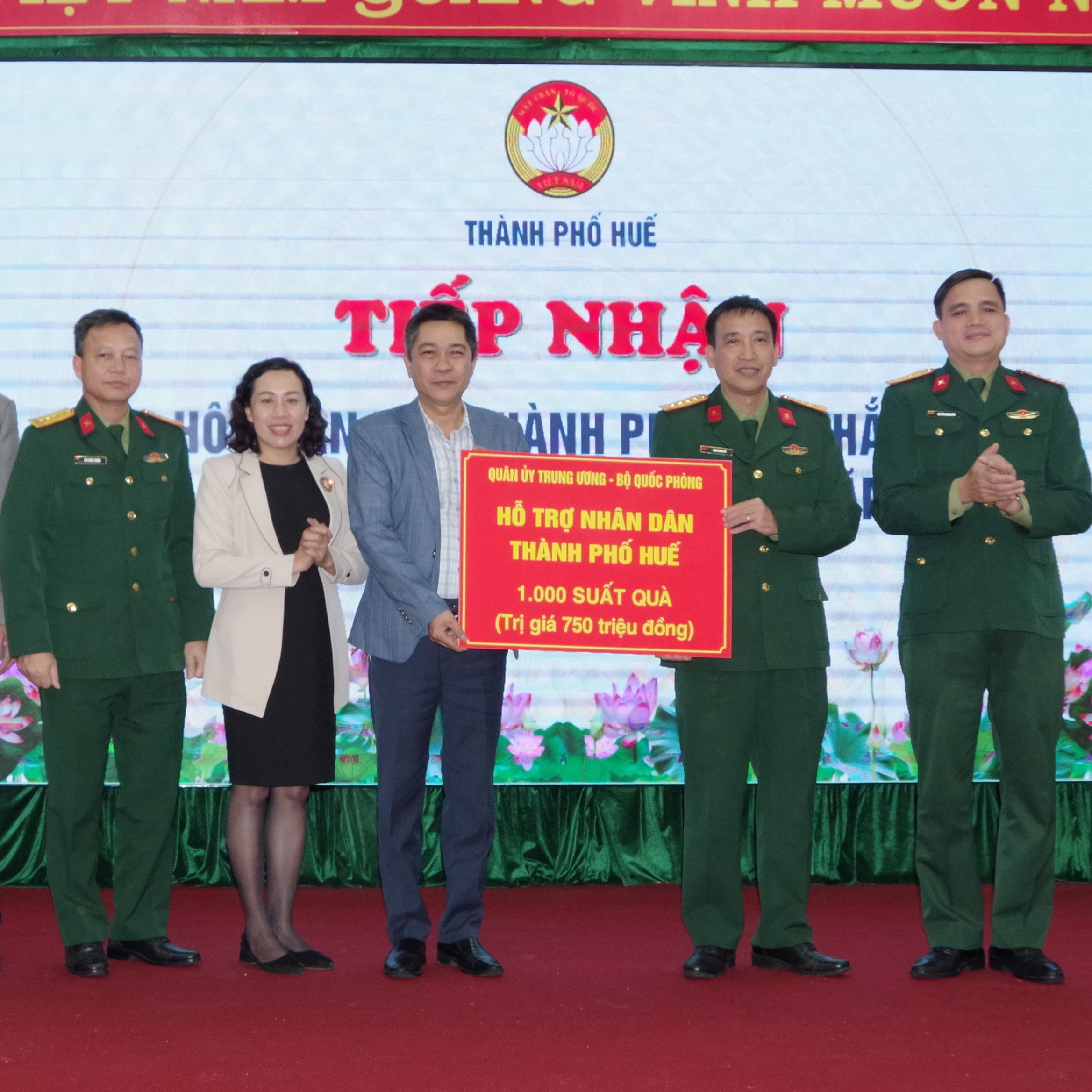 Bộ Quốc phòng tặng 1 000 suất quà hỗ trợ người dân vùng lũ