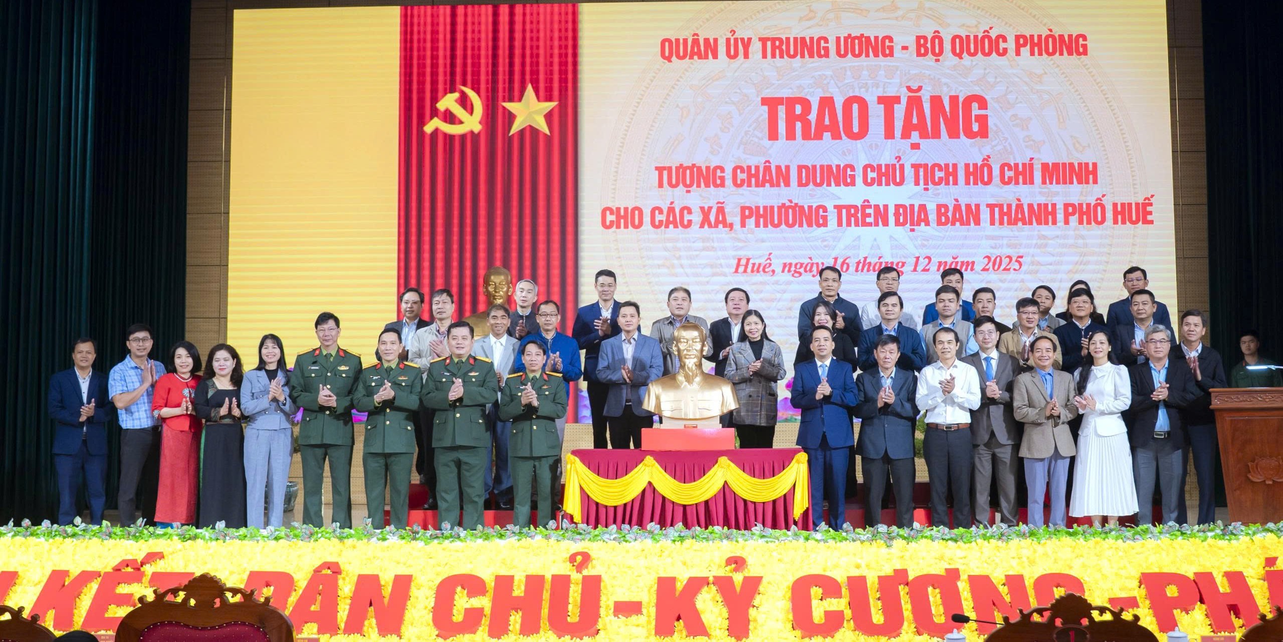 Trao tặng tượng chân dung Chủ tịch Hồ Chí Minh cho 40 xã, phường