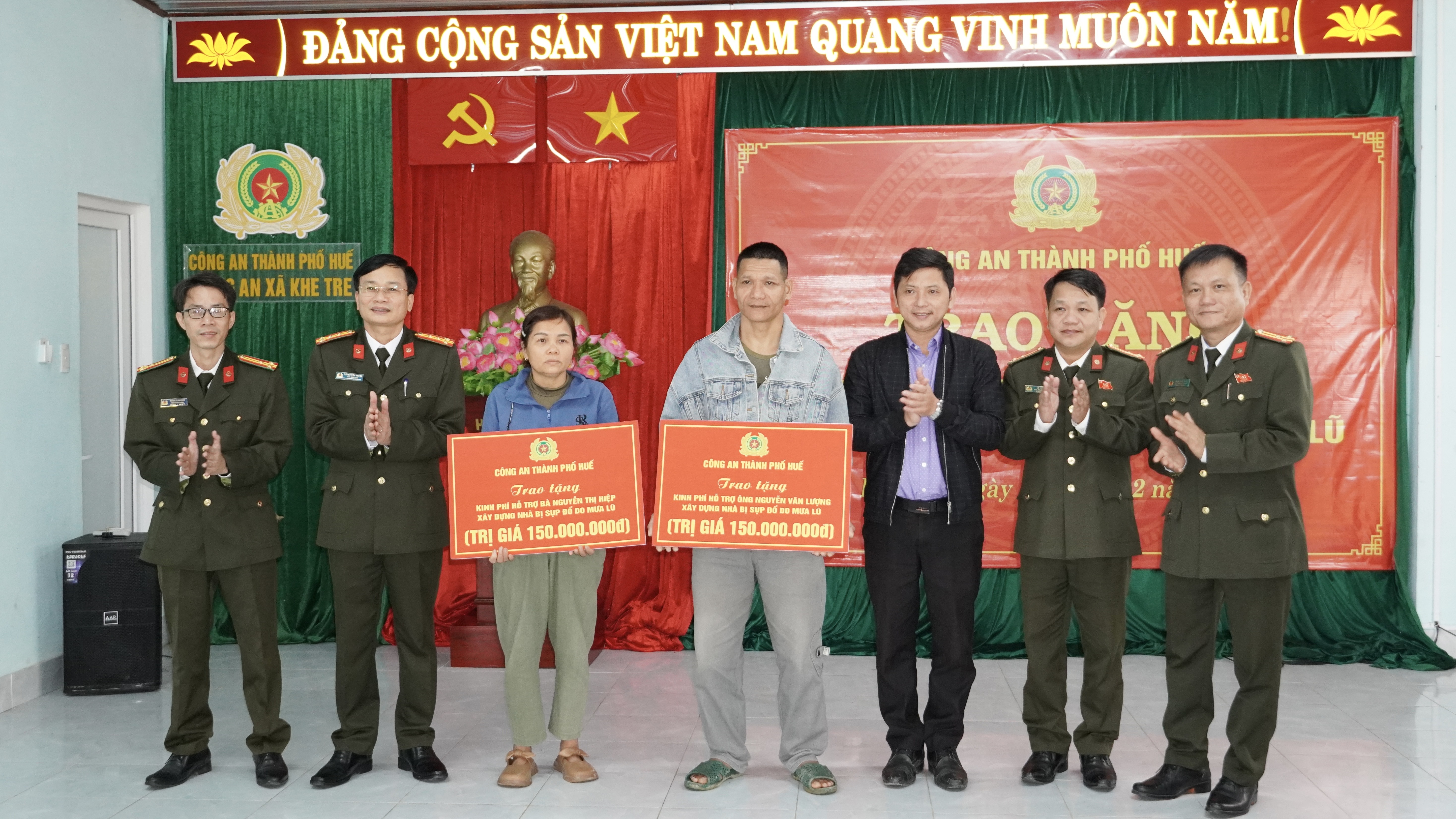 Hỗ trợ 300 triệu đồng xây nhà cho 2 hộ dân bị thiệt hại mưa lũ