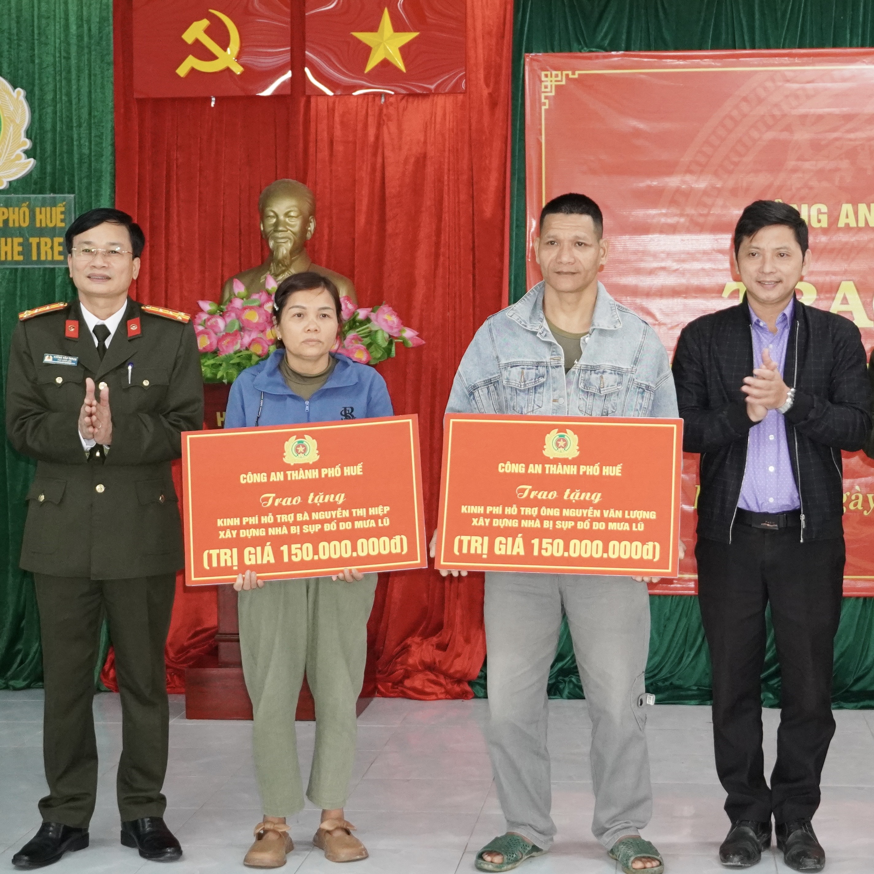 Hỗ trợ 300 triệu đồng xây nhà cho 2 hộ dân bị thiệt hại mưa lũ