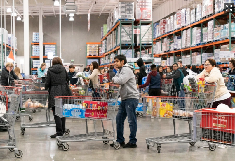 Nỗi lo kinh tế khiến tỷ lệ ủng hộ Tổng thống Trump xuống gần mức thấp nhất