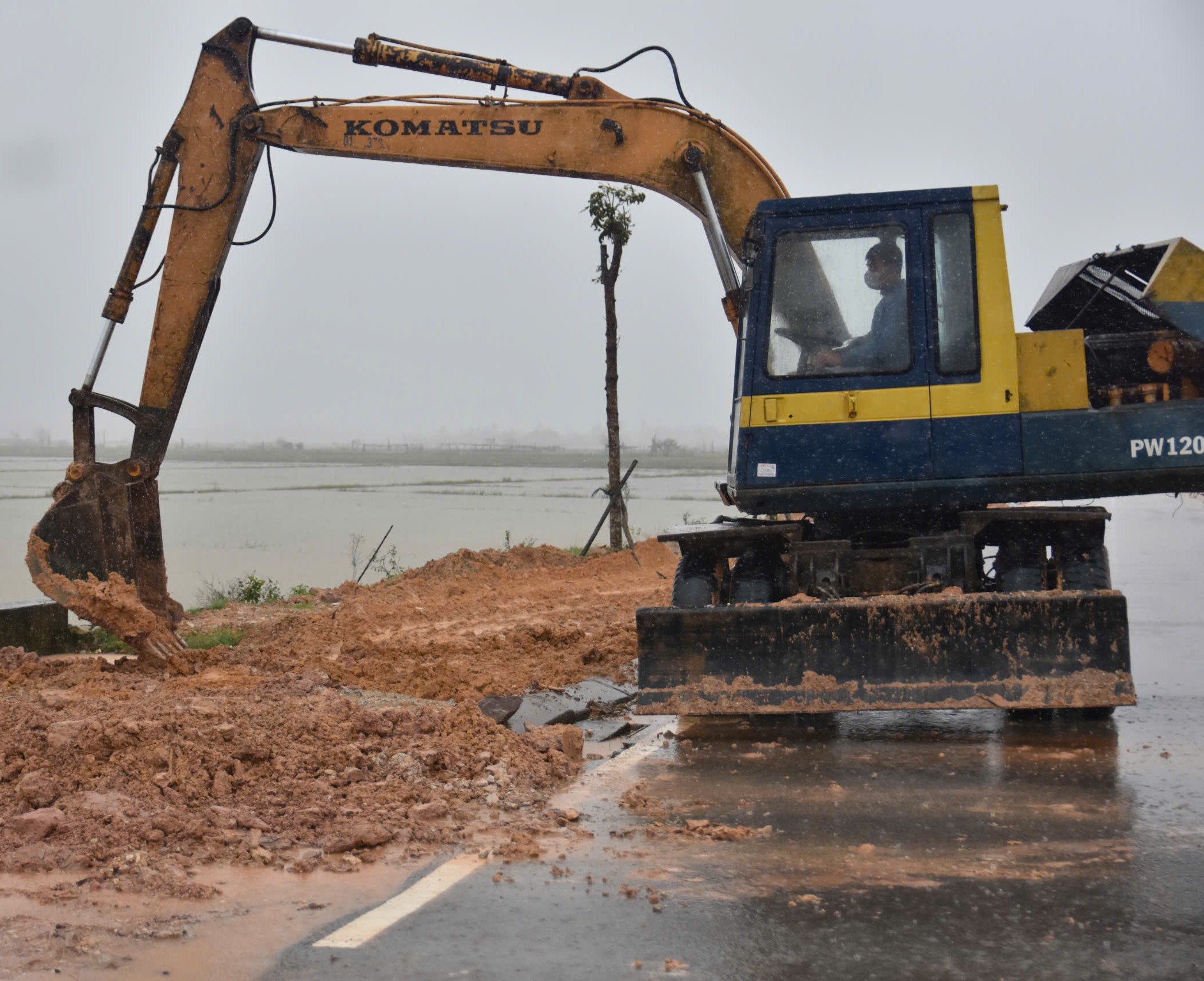 Chuyển ra khỏi công trường 300 mét khối đất đá phong hóa