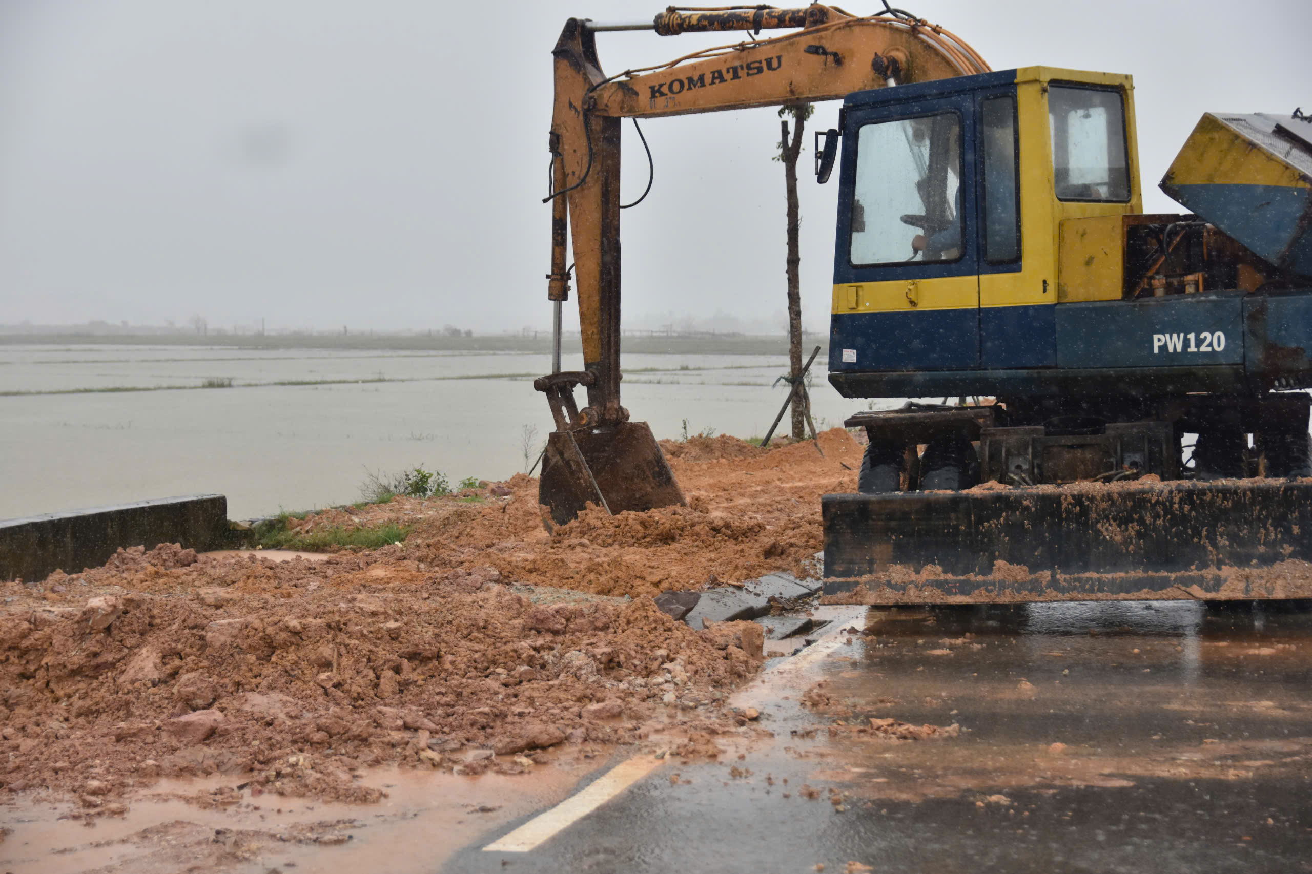 Chuyển ra khỏi công trường 300 mét khối đất đá phong hóa