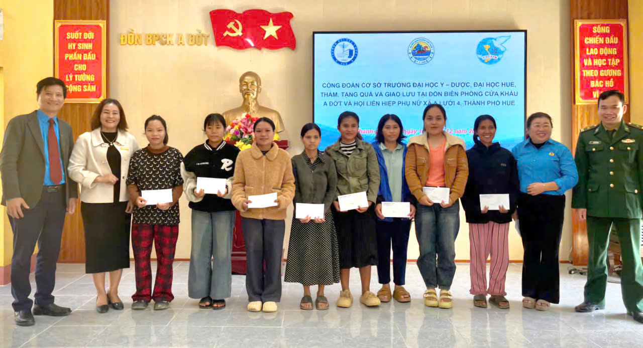 Thăm, tặng quà và giao lưu tại Đồn Biên phòng Cửa khẩu A Đớt