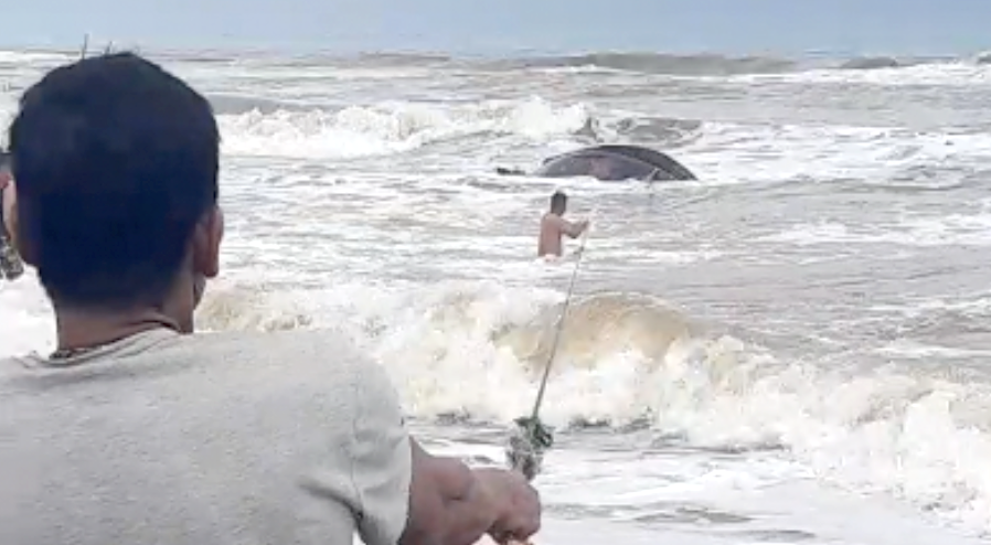 Kịp thời ứng cứu 2 ngư dân Quảng Trị bị lật thuyền nan trên biển Phong Phú