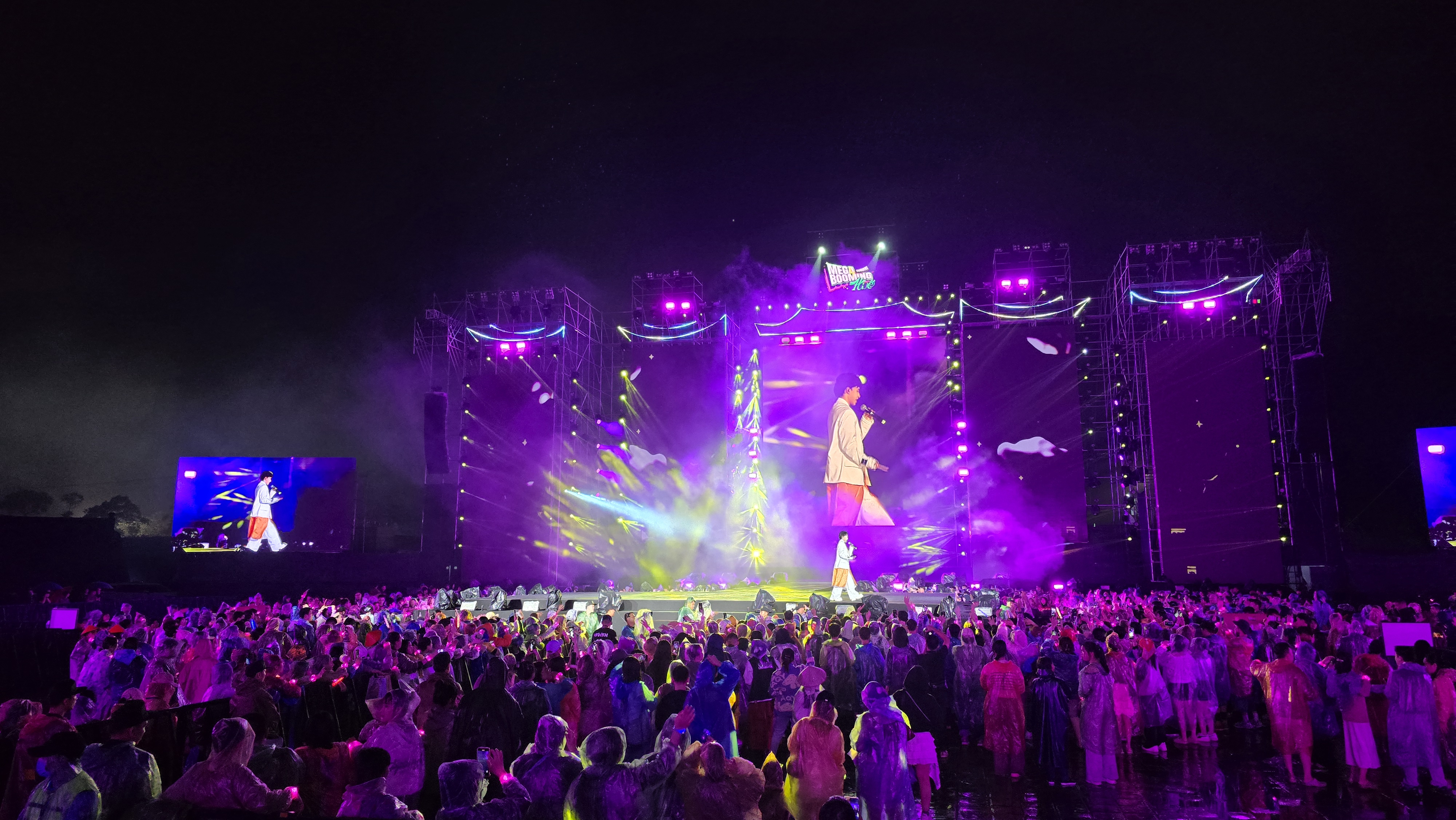 Mưa không cản được “biển người” quẩy hết mình tại Huế Mega Concert