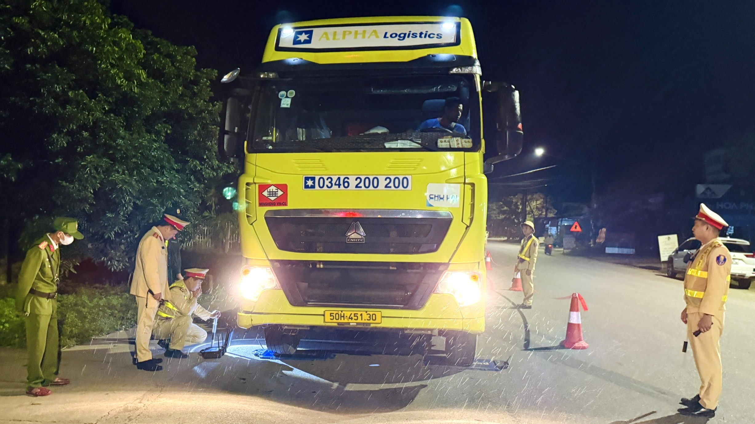 Hơn 1 200 trường hợp vi phạm giao thông bị xử lý trong đợt cao điểm ra quân