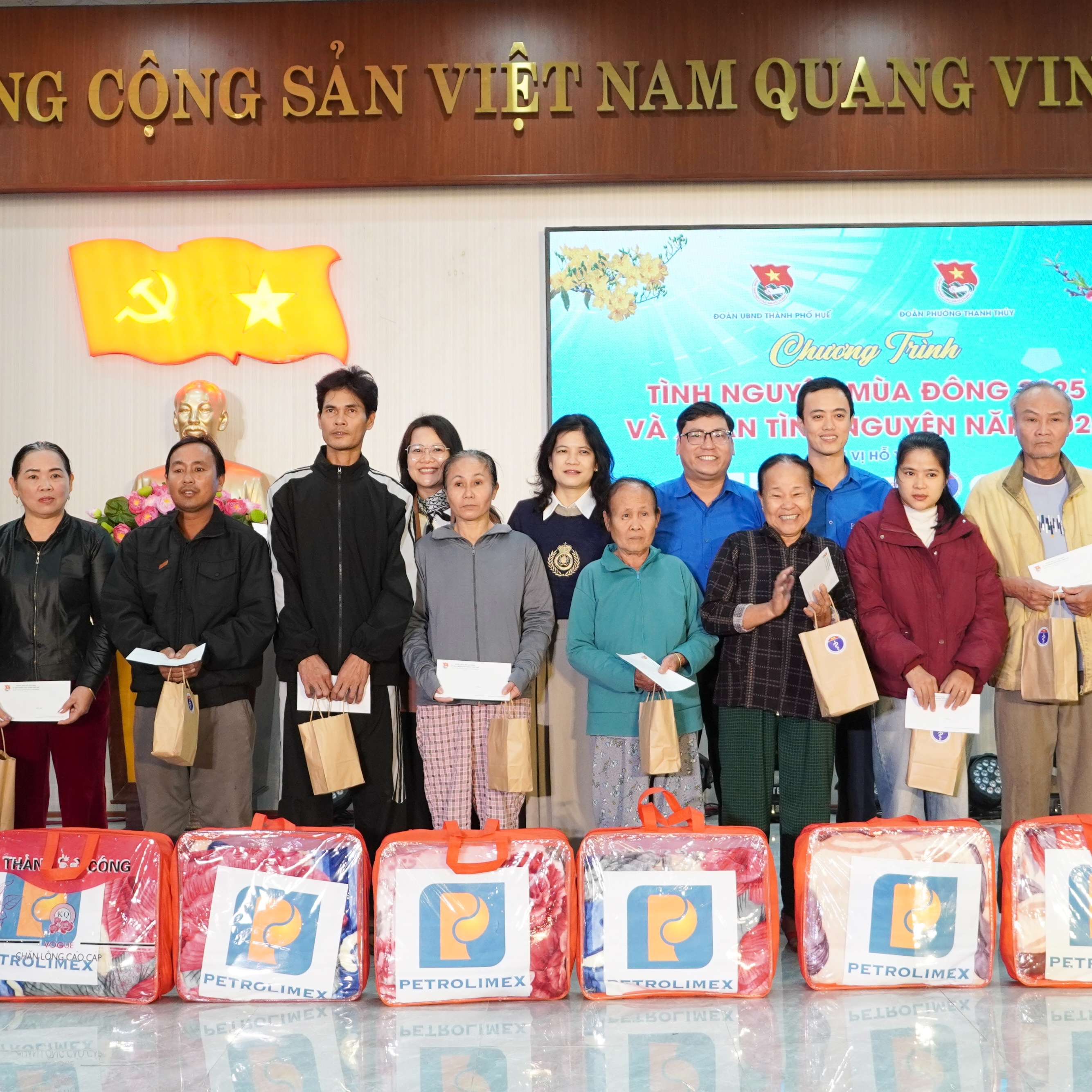 Hỗ trợ 80 suất quà cho hoàn cảnh khó khăn tại phường Thanh Thủy