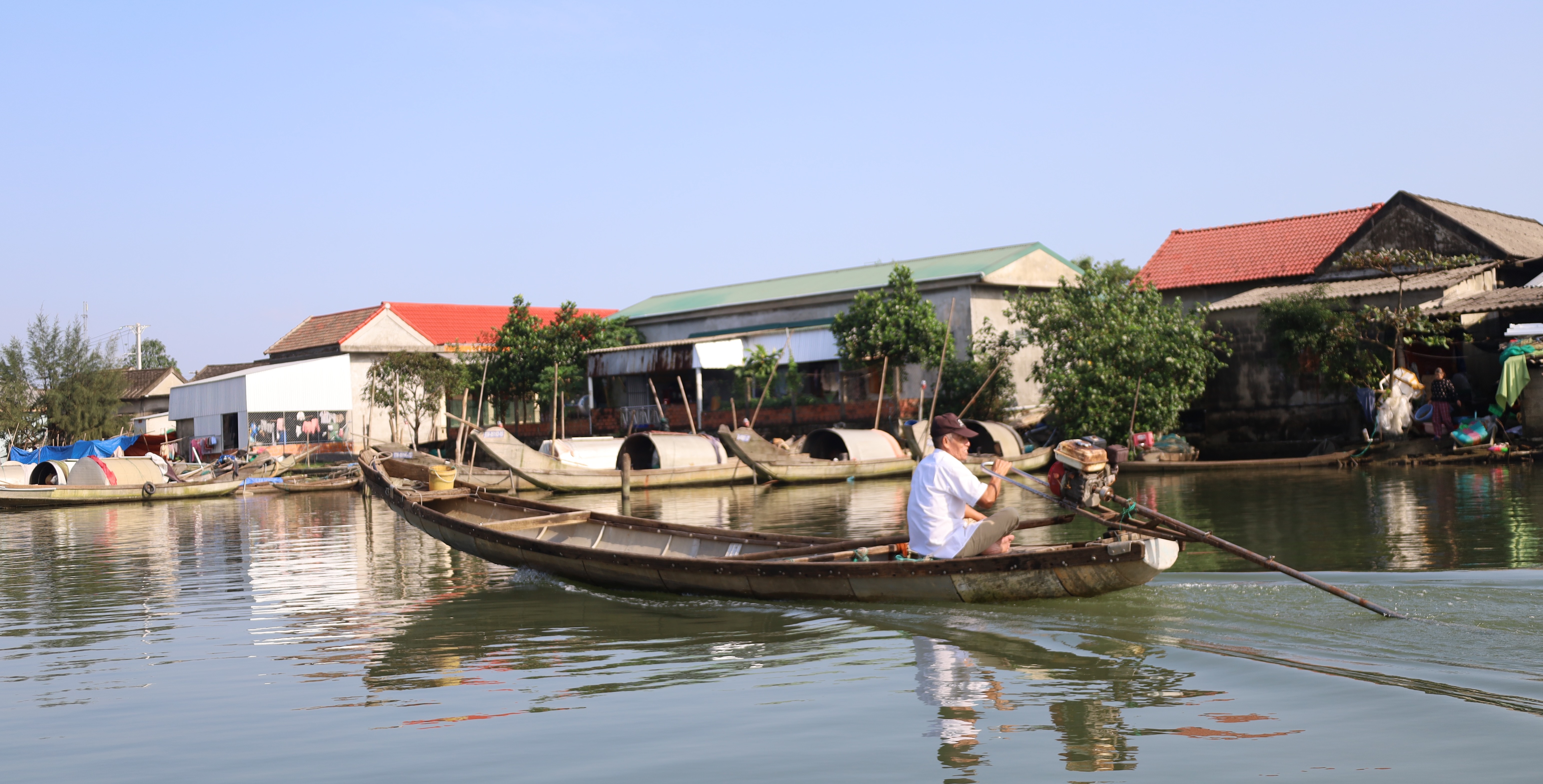 “Trao cần câu” thay vì “tặng con cá”