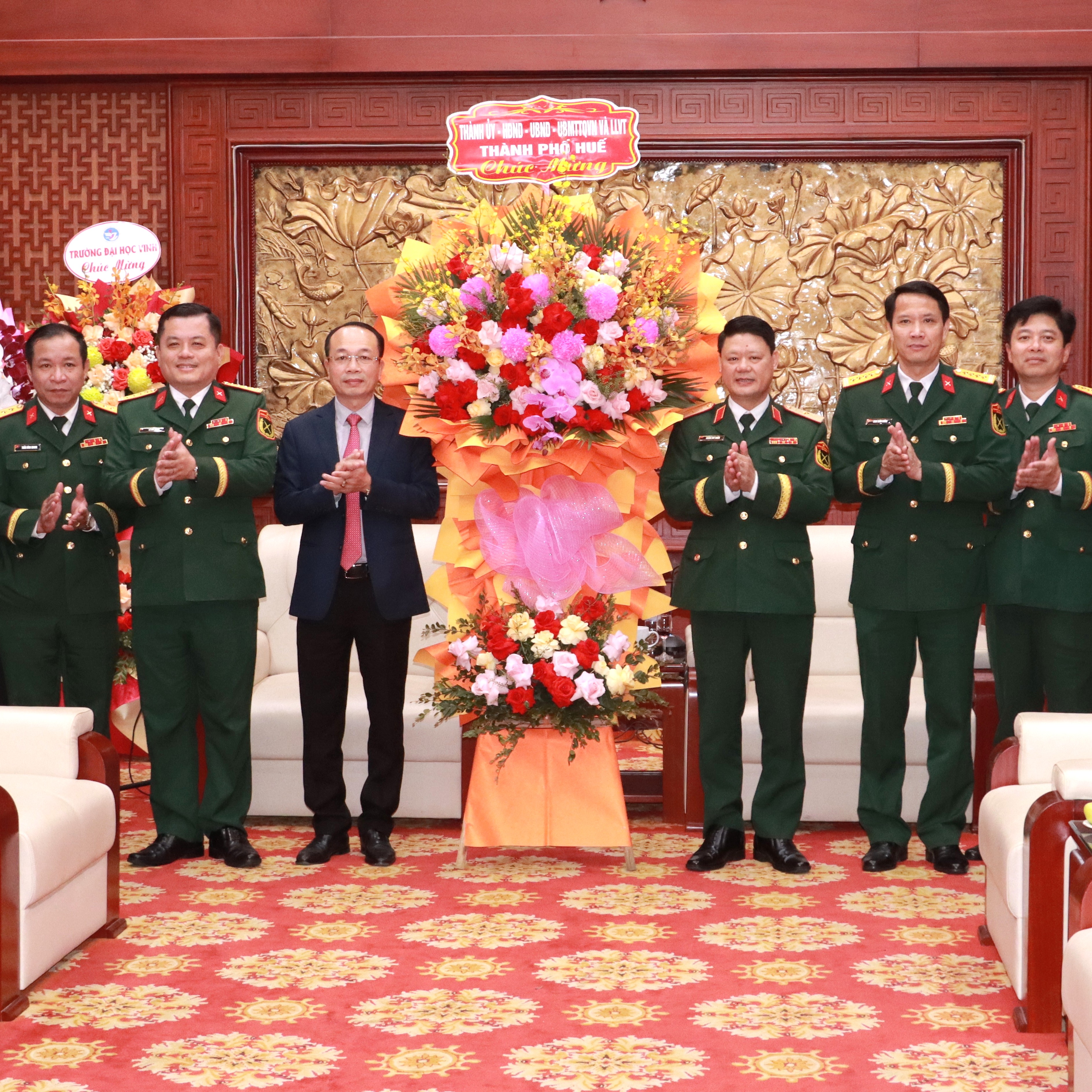 Đoàn công tác của TP Huế thăm lực lượng vũ trang Quân khu 4