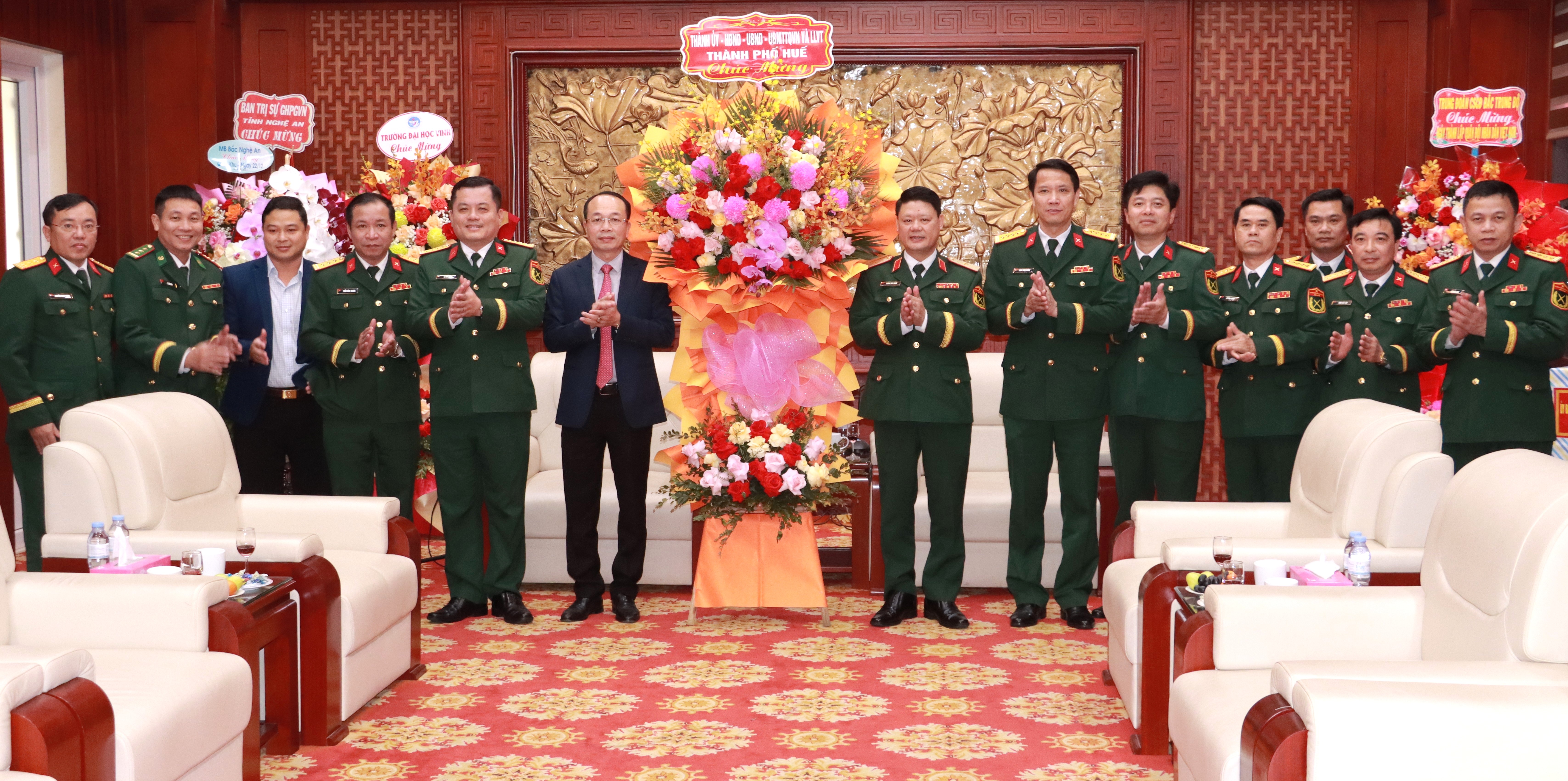 Đoàn công tác của TP Huế thăm lực lượng vũ trang Quân khu 4