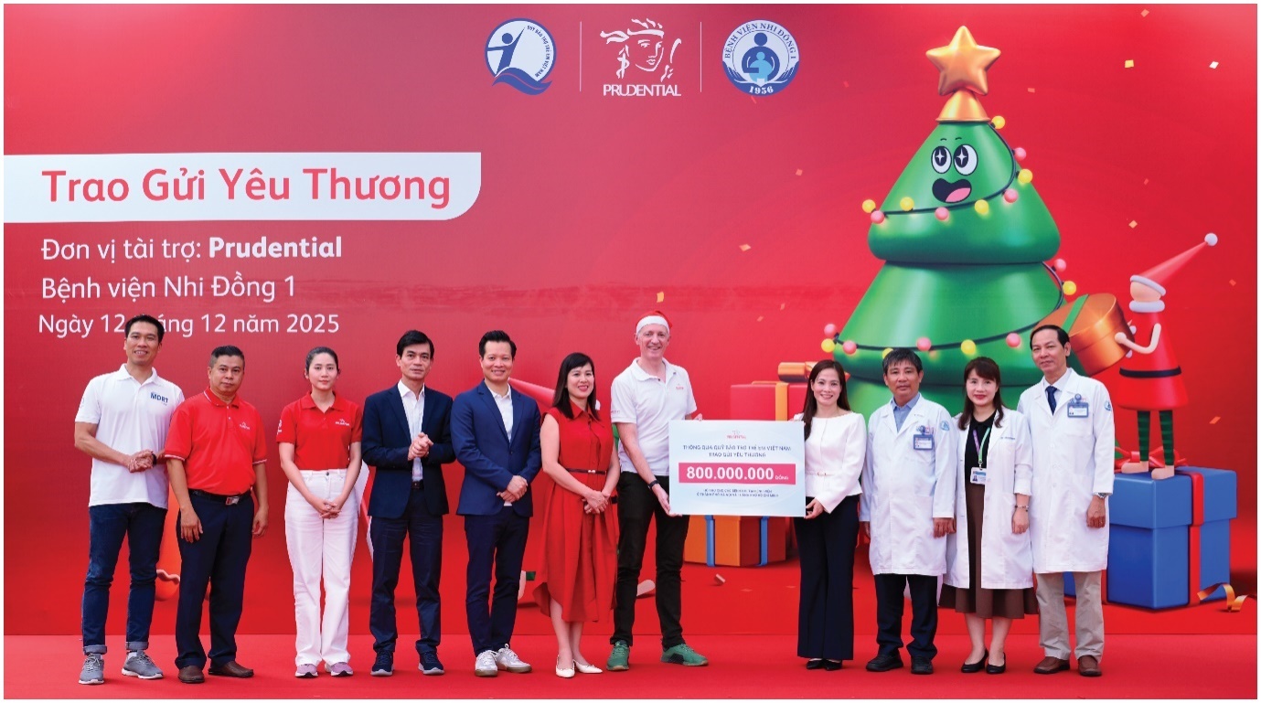 Prudential trao 2 600 phần quà Giáng sinh cho bệnh nhi tại TP Hồ Chí Minh và Hà Nội