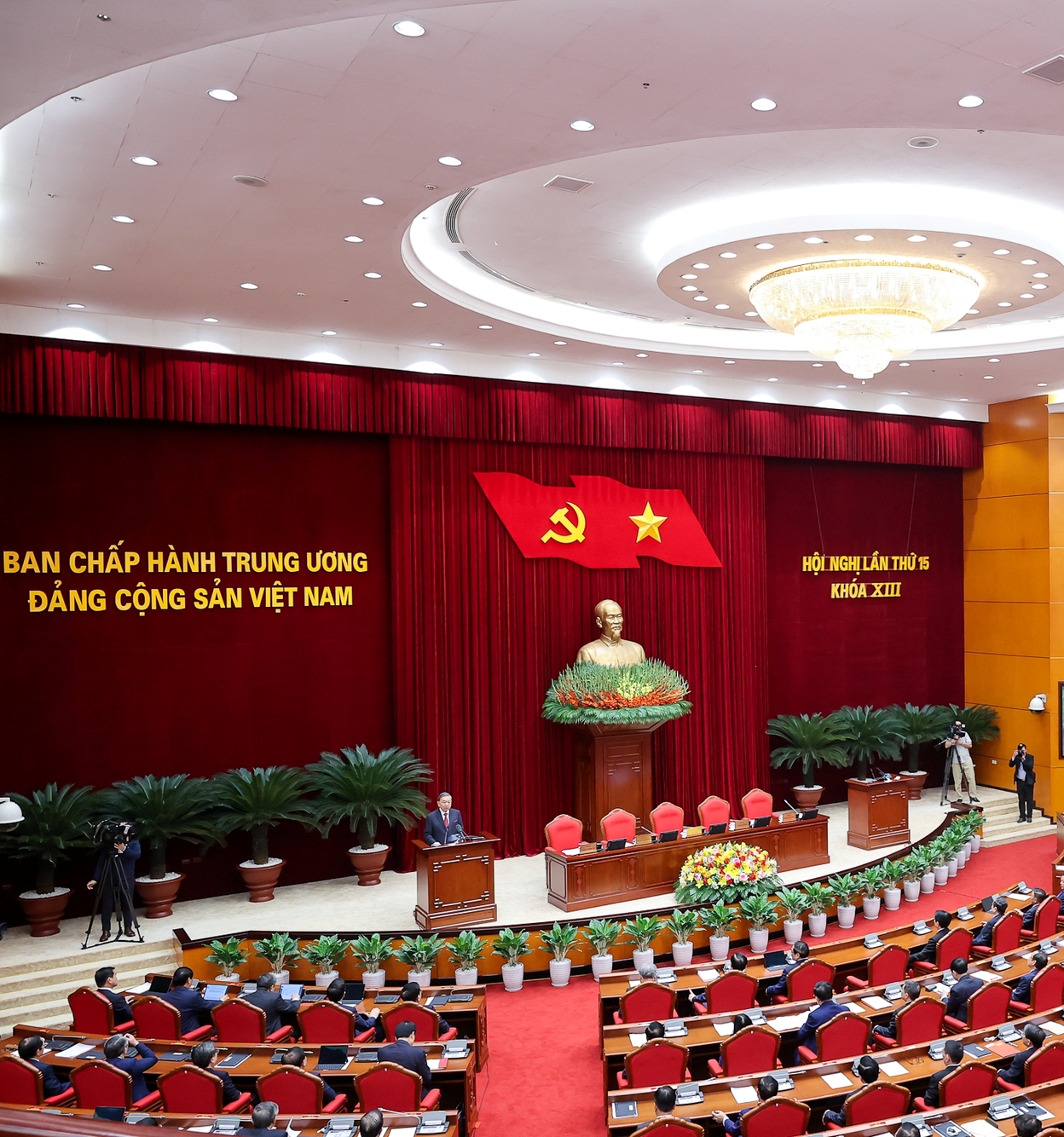 Thống nhất thông qua báo cáo về công tác nhân sự của Đảng