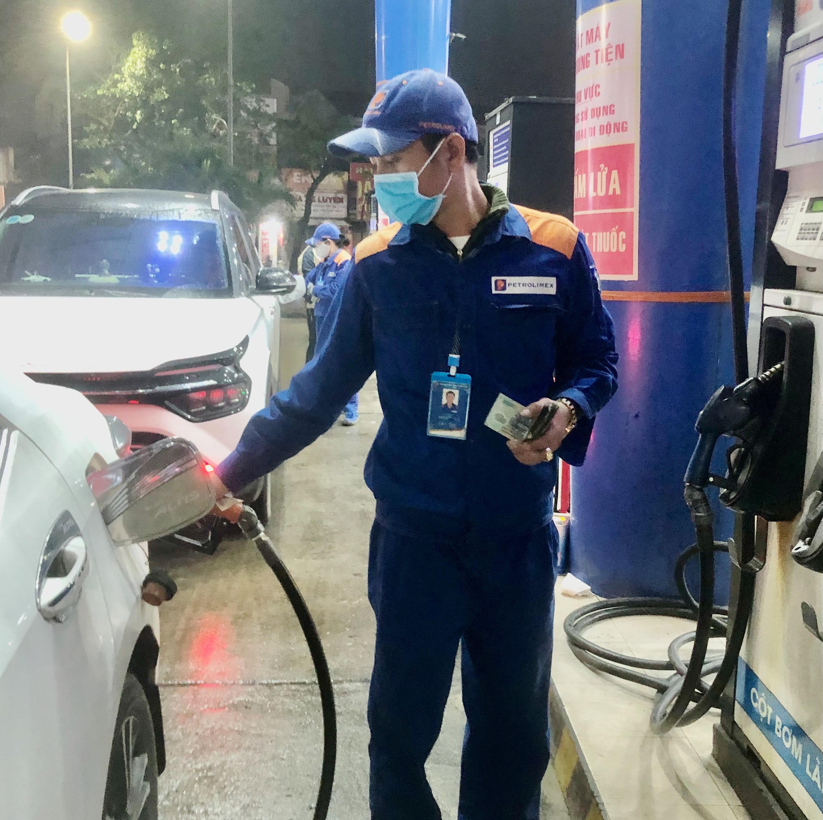 Giá xăng giảm lần thứ ba liên tiếp