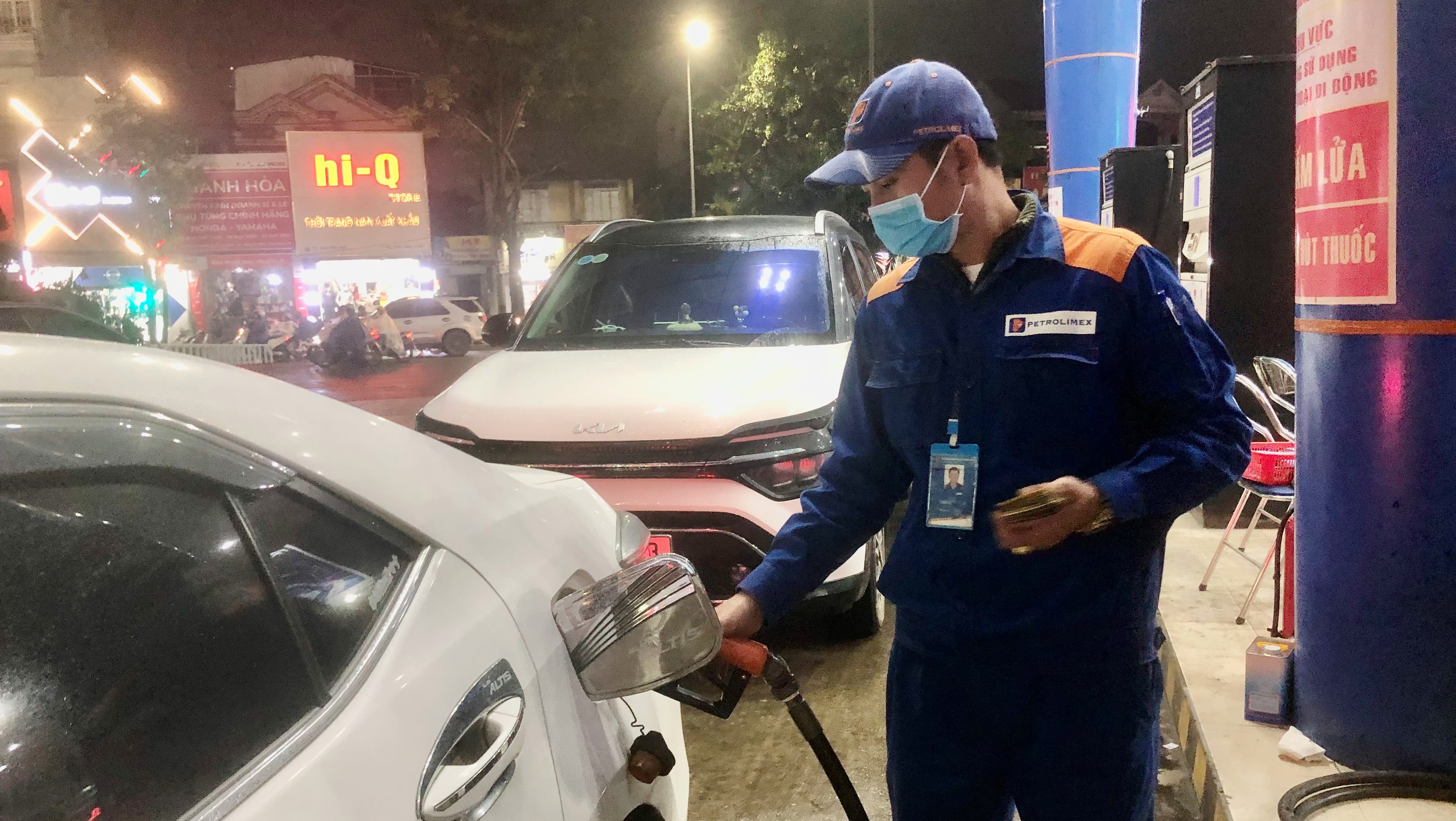 Giá xăng giảm lần thứ ba liên tiếp