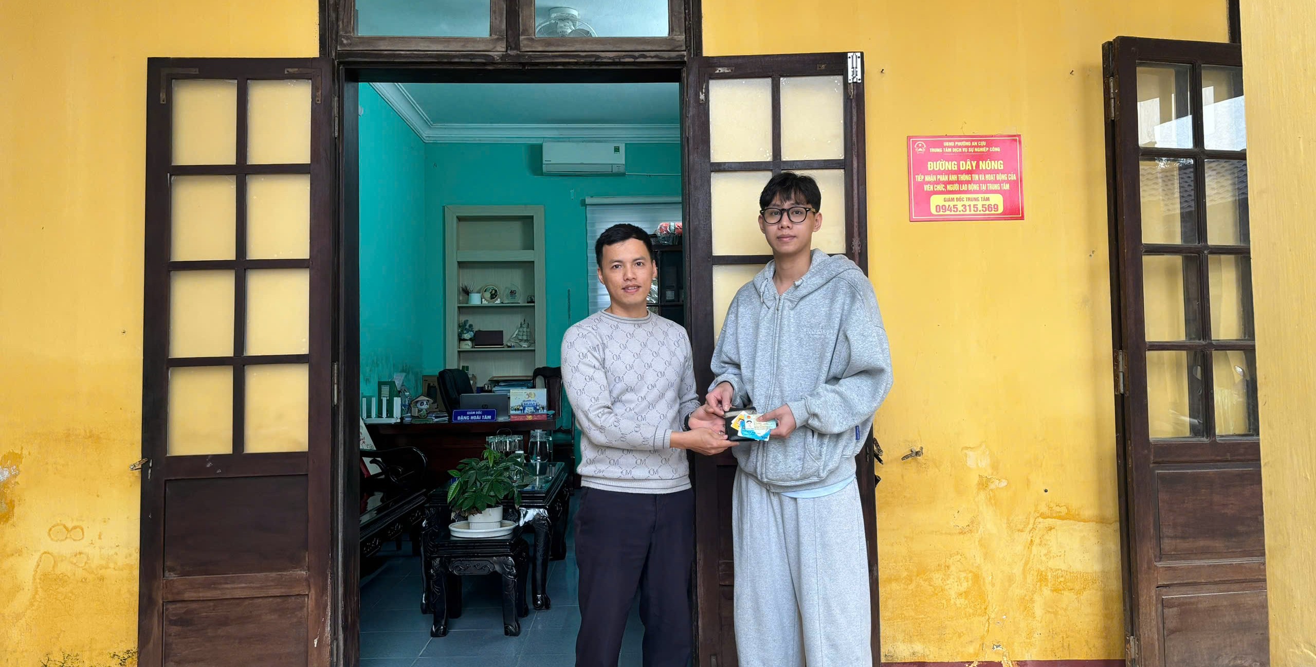 Trao trả tài sản bị đánh rơi cho sinh viên Trường Đại học Luật