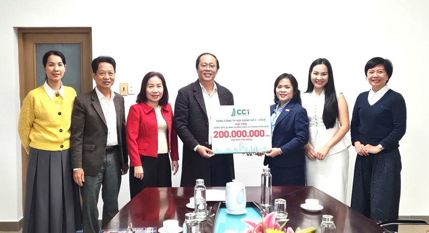 Tiếp nhận 200 triệu đồng hỗ trợ đồng bào bị thiệt hại do mưa lũ từ Tổng Công ty Xây dựng số 1 - CTCP