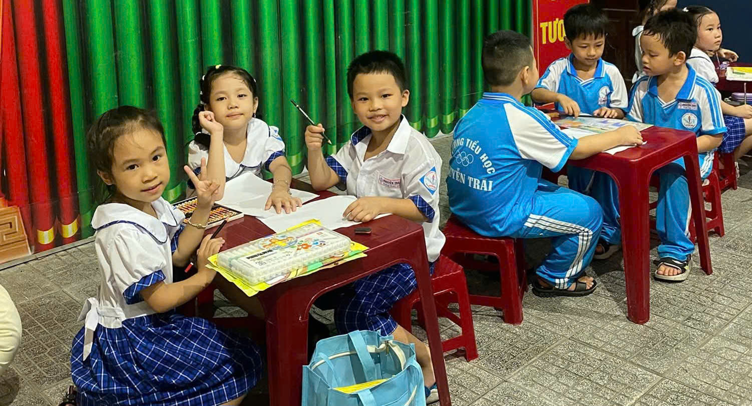 Nhiều học sinh Trường Tiểu học Nguyễn Trãi có biểu hiện nôn ói sau bữa ăn bán trú