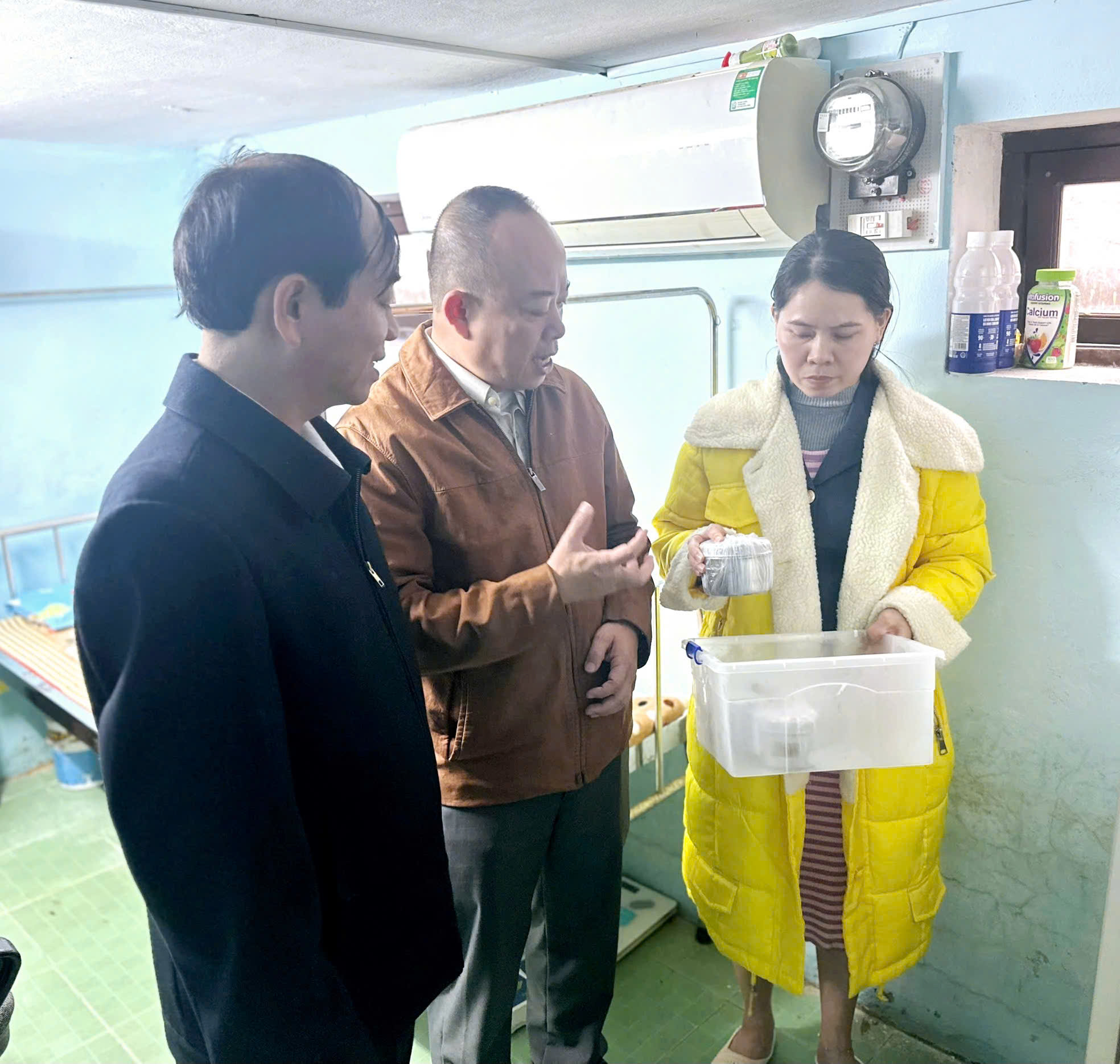 Nhiều học sinh Trường Tiểu học Nguyễn Trãi có biểu hiện nôn ói sau bữa ăn bán trú