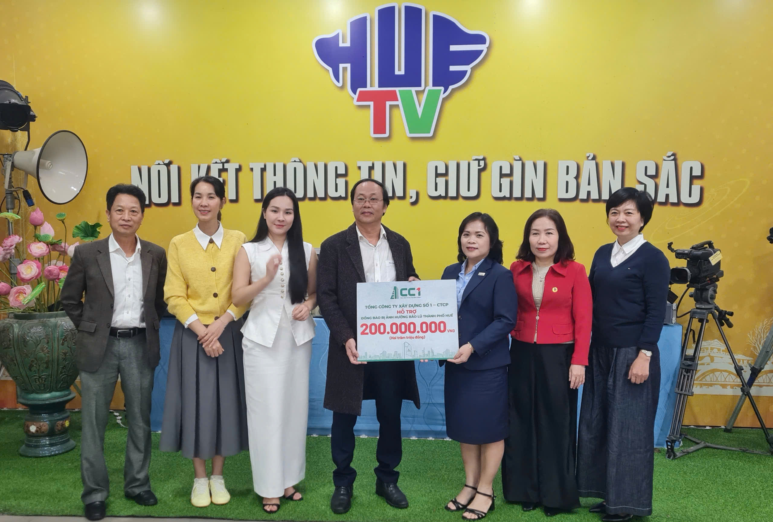 Tiếp nhận 200 triệu đồng hỗ trợ đồng bào bị thiệt hại do mưa lũ từ Tổng Công ty Xây dựng số 1 - CTCP