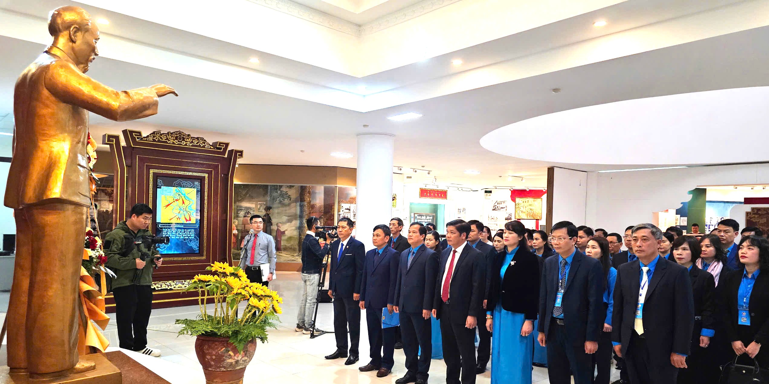 Liên đoàn Lao động thành phố dâng hoa, báo công với Bác