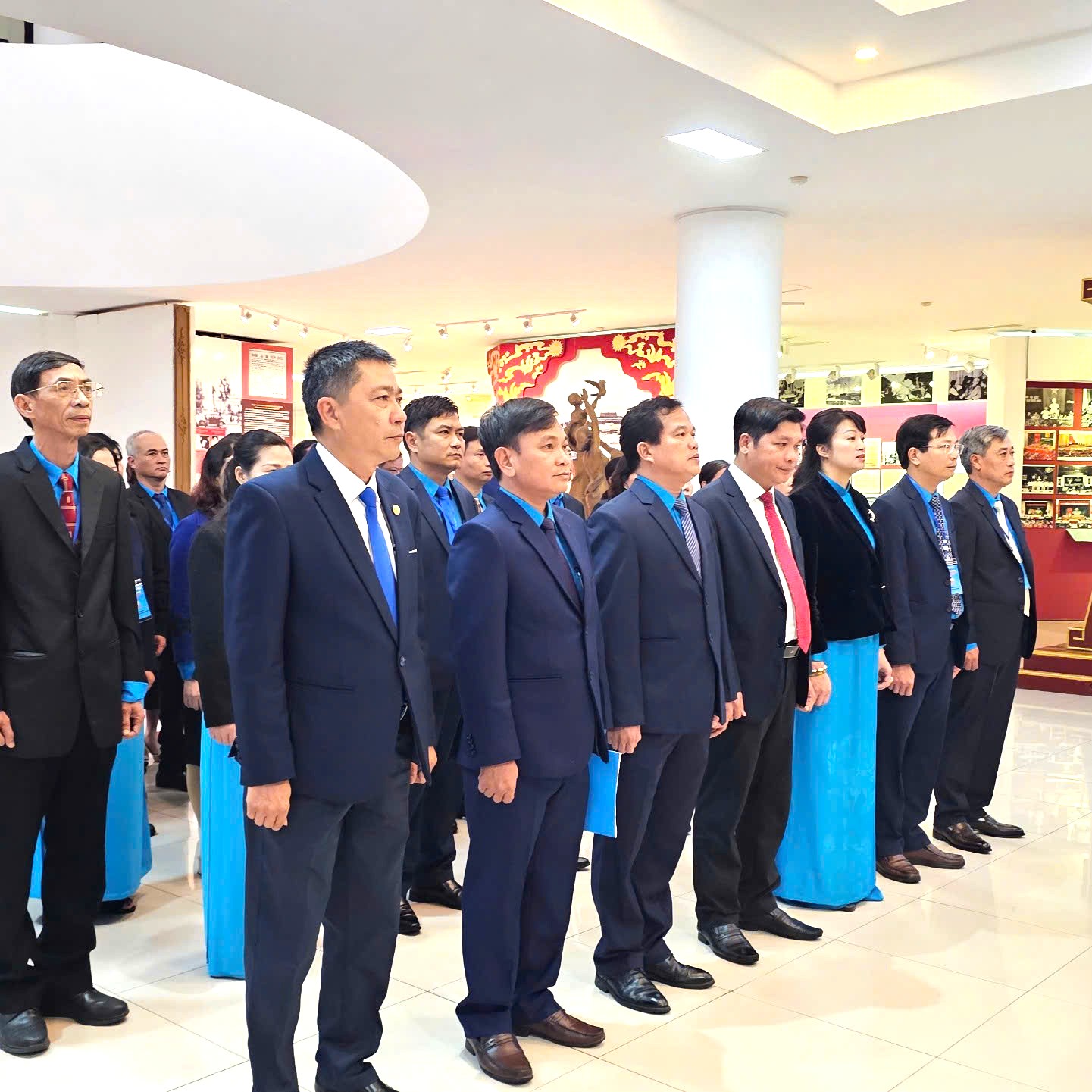 Liên đoàn Lao động thành phố dâng hoa, báo công với Bác