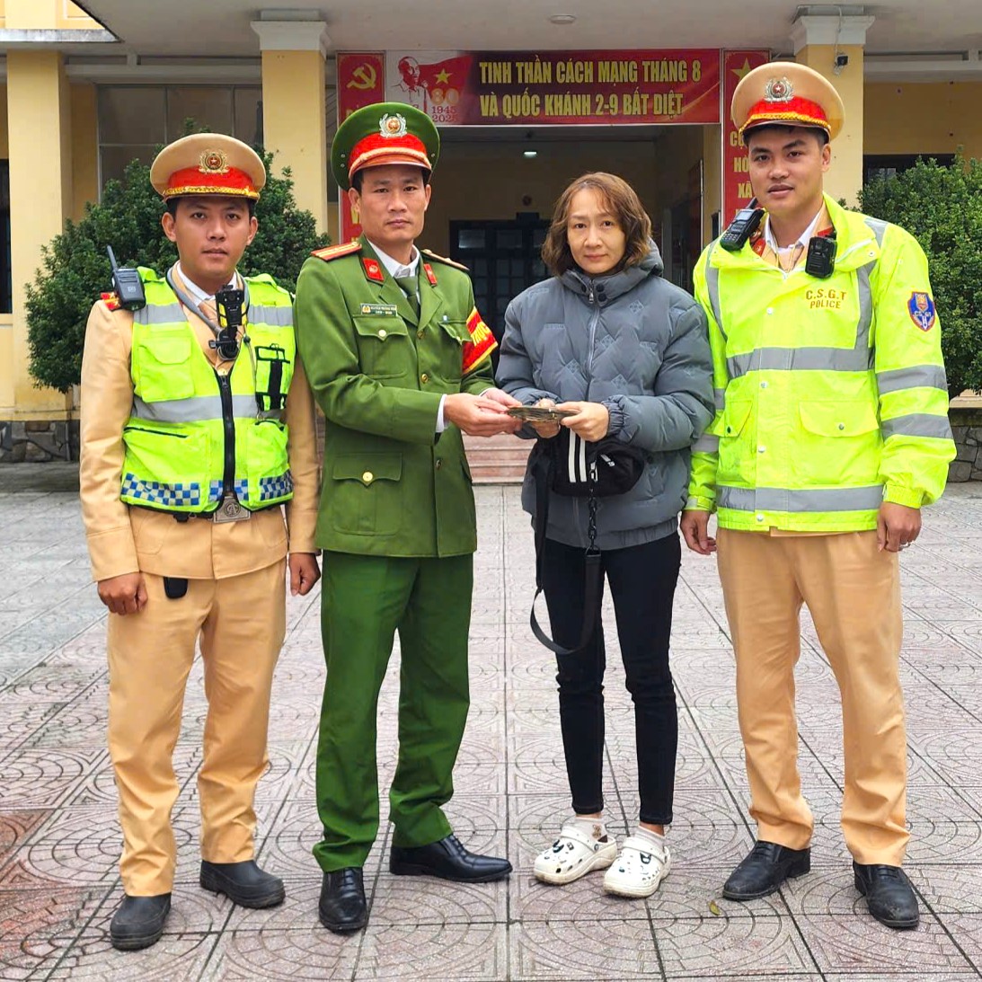 Công an TP Huế hoàn trả túi xách có 23 triệu đồng cho người dân đánh rơi