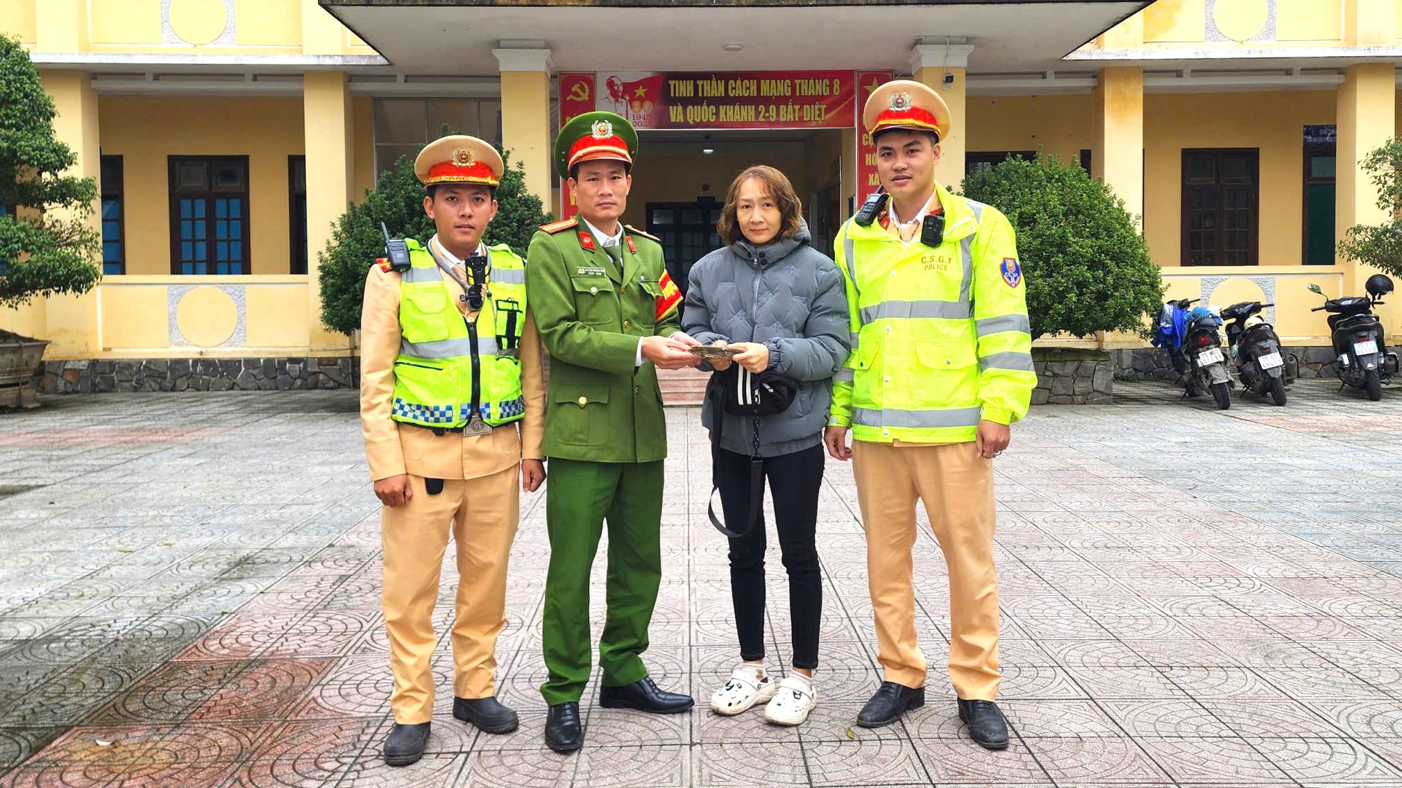 Công an TP Huế hoàn trả túi xách có 23 triệu đồng cho người dân đánh rơi