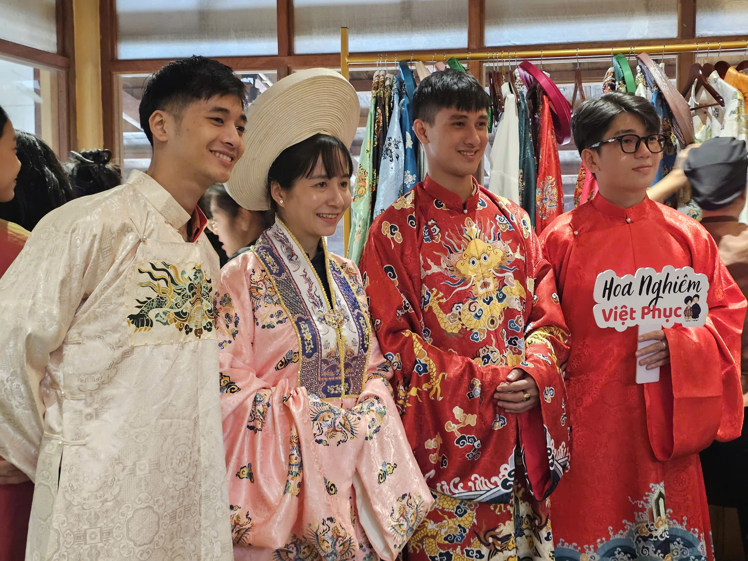 Đẩy mạnh phát triển văn hóa, công nghiệp văn hóa