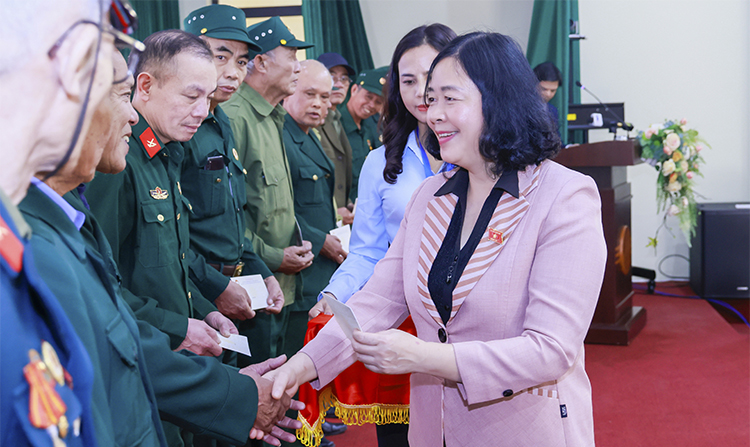 Gần 30 000 suất quà Tết lan tỏa tinh thần đại đoàn kết dân tộc dịp Xuân Bính Ngọ 2026