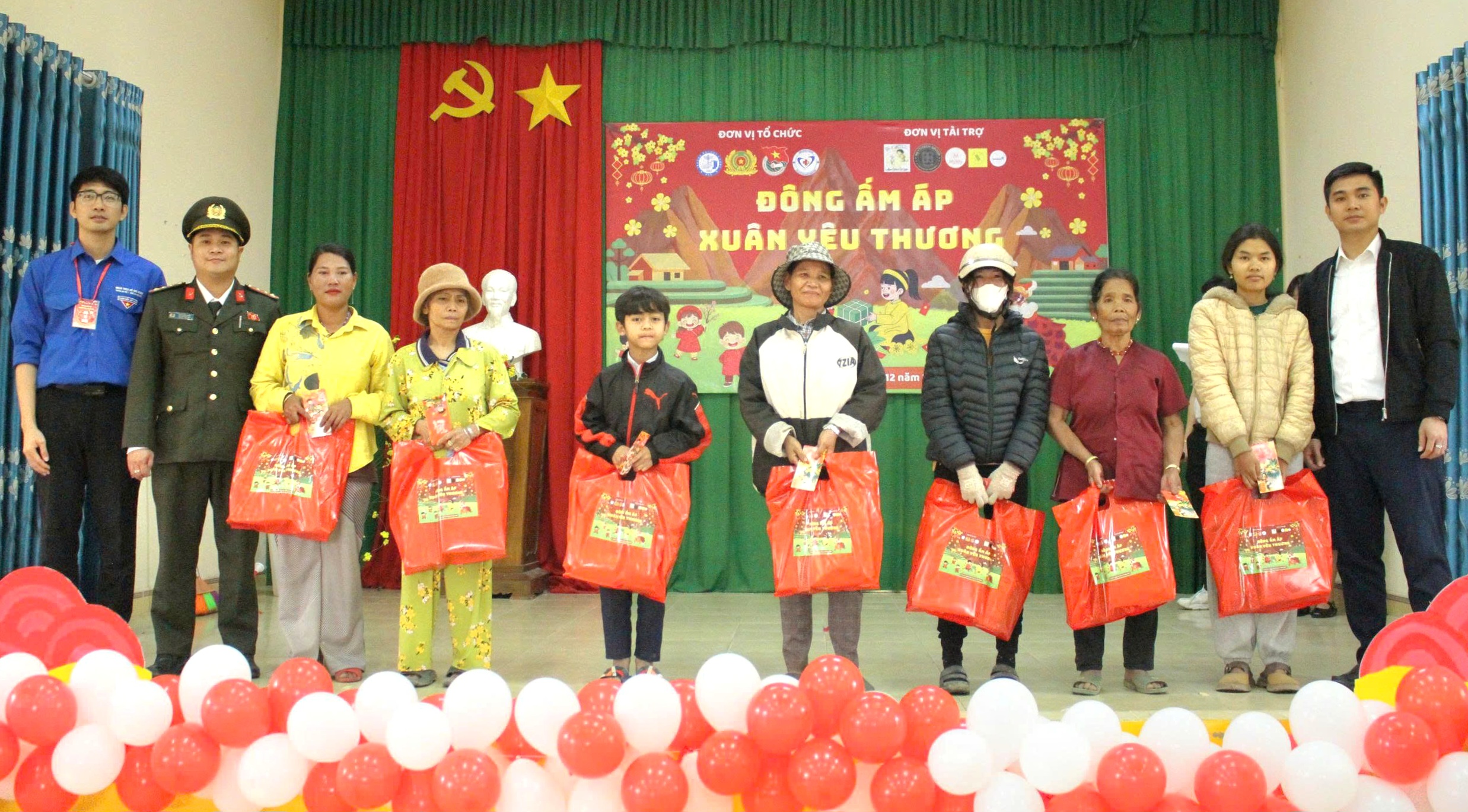 Sẻ chia yêu thương với người kém may mắn