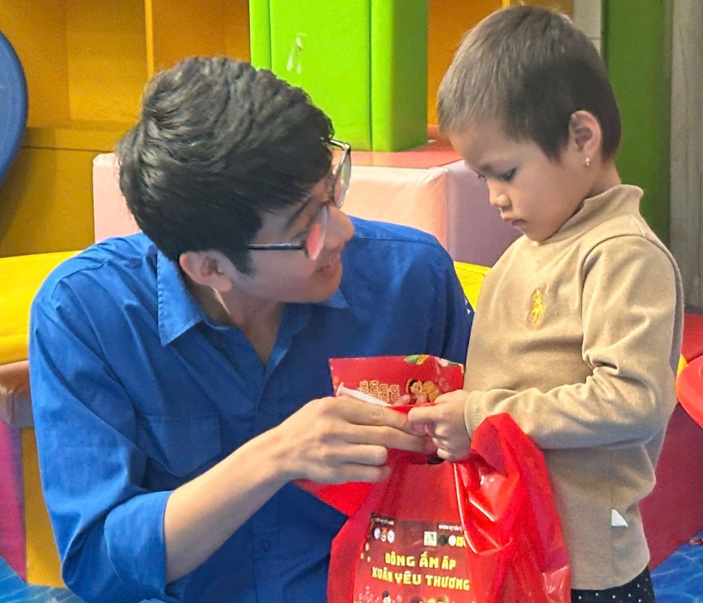 Sẻ chia yêu thương với người kém may mắn