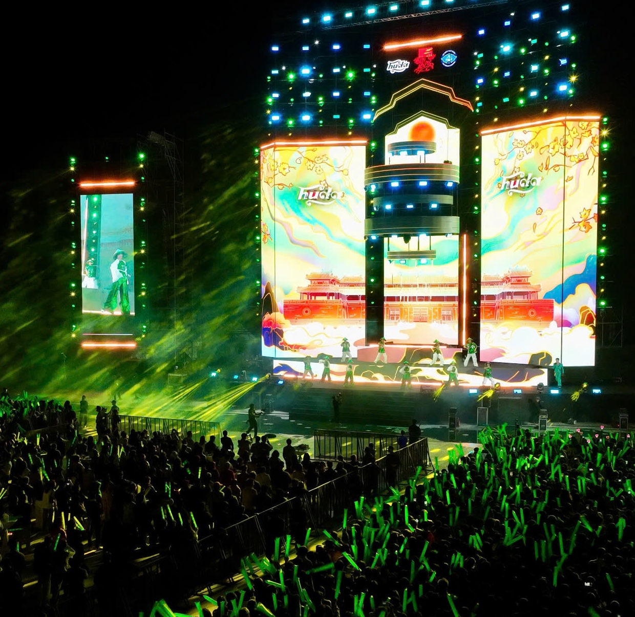 Người dân Huế đón năm mới 2026 với “đại tiệc” nghệ thuật