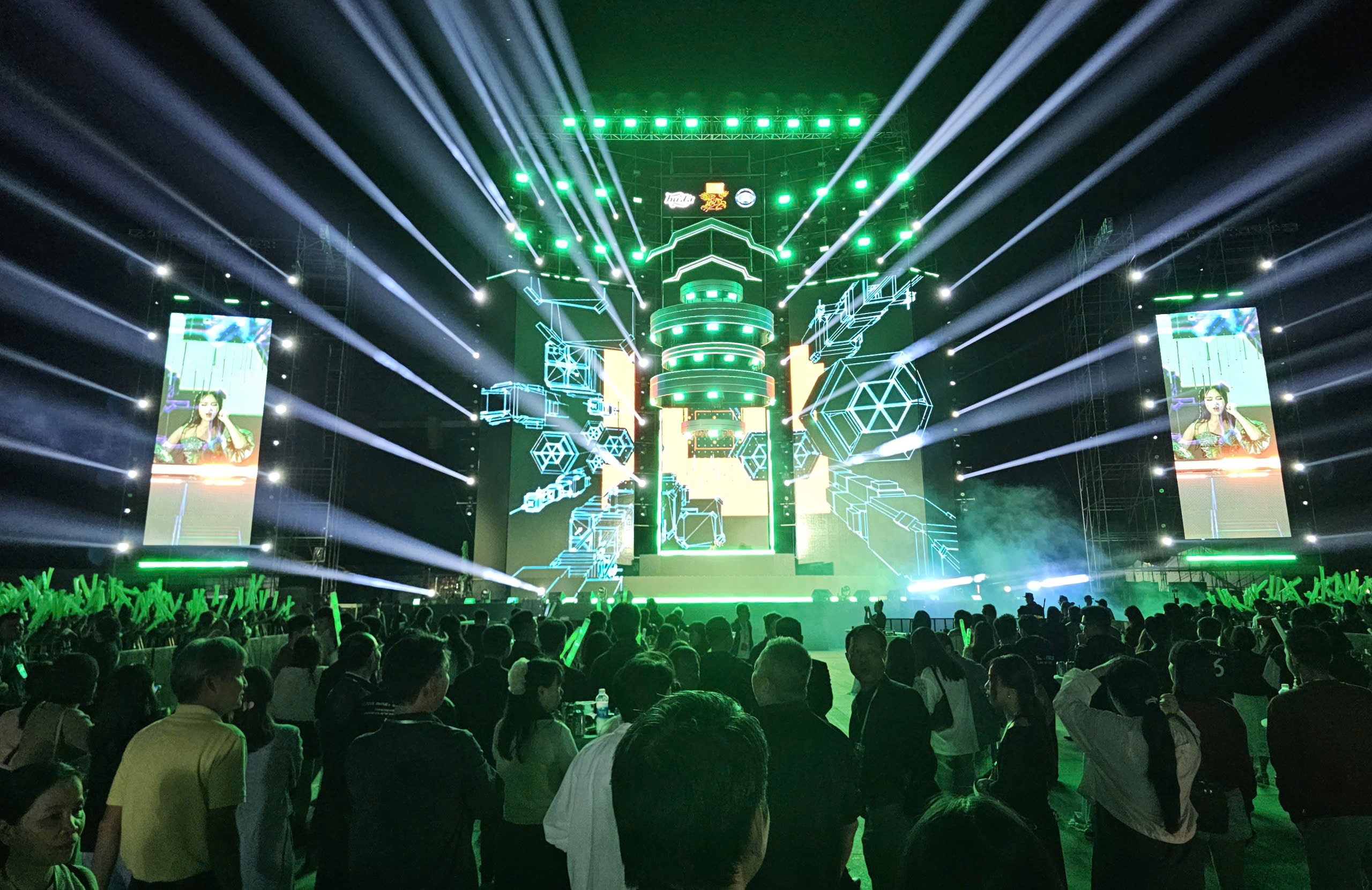 Người dân Huế đón năm mới 2026 với “đại tiệc” nghệ thuật