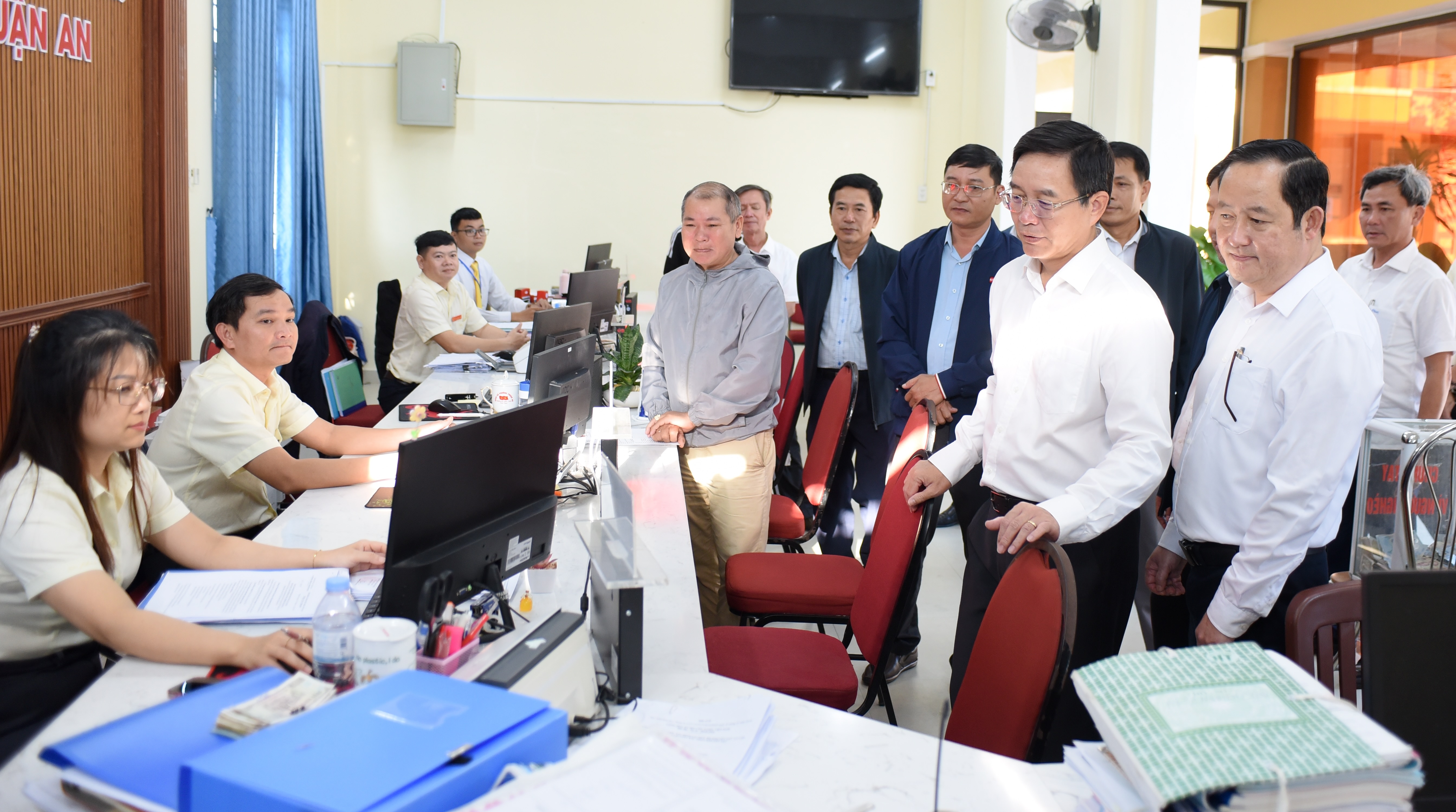 Bí thư Thành ủy Nguyễn Đình Trung tiếp công dân tại phường Thuận An