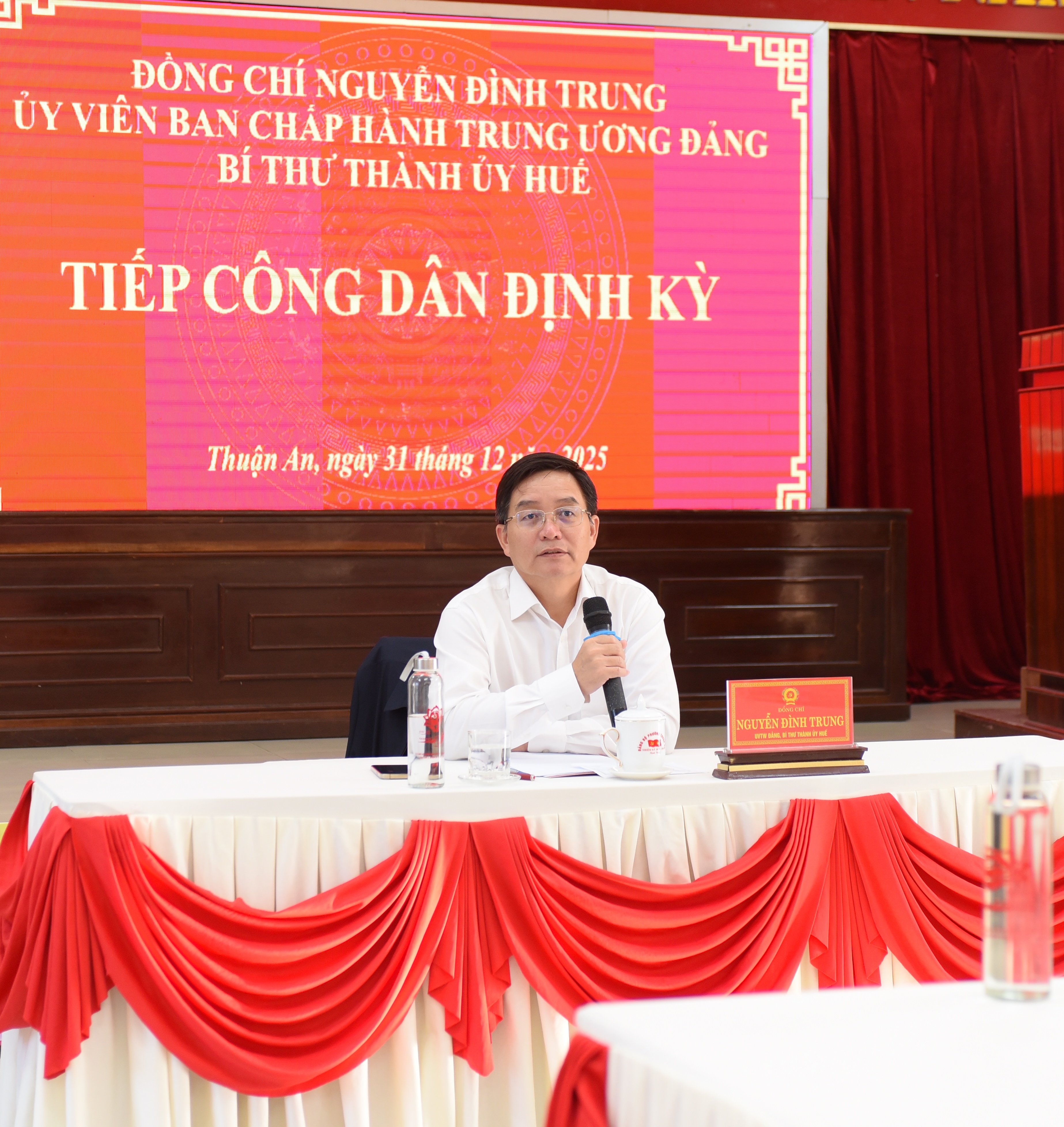 Bí thư Thành ủy Nguyễn Đình Trung tiếp công dân tại phường Thuận An