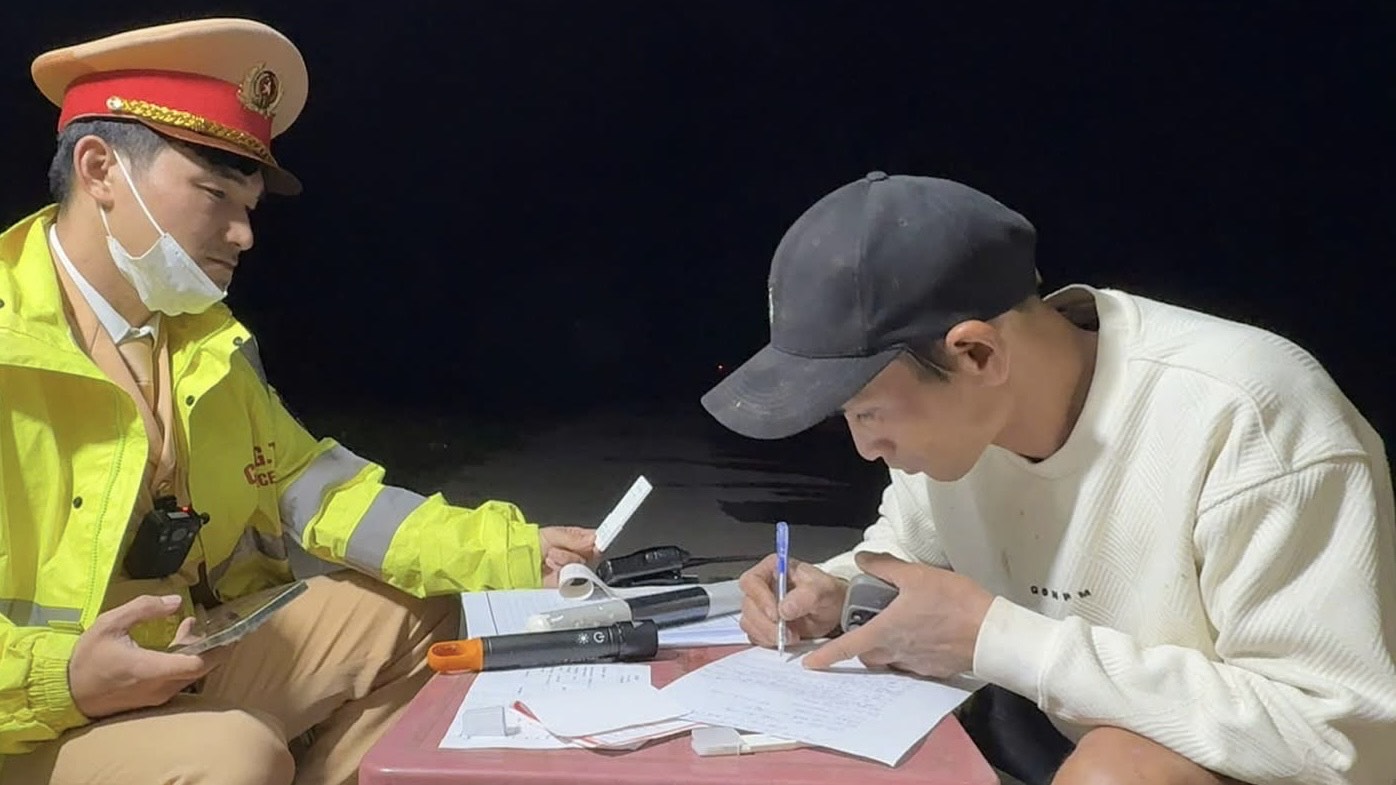 Bắt quả tang tài xế sử dụng, tàng trữ trái phép ma túy