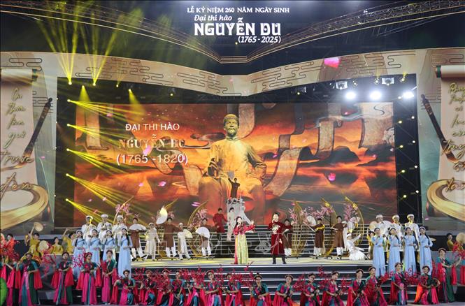 Nguyễn Du viết Kiều, đất nước hóa thành văn