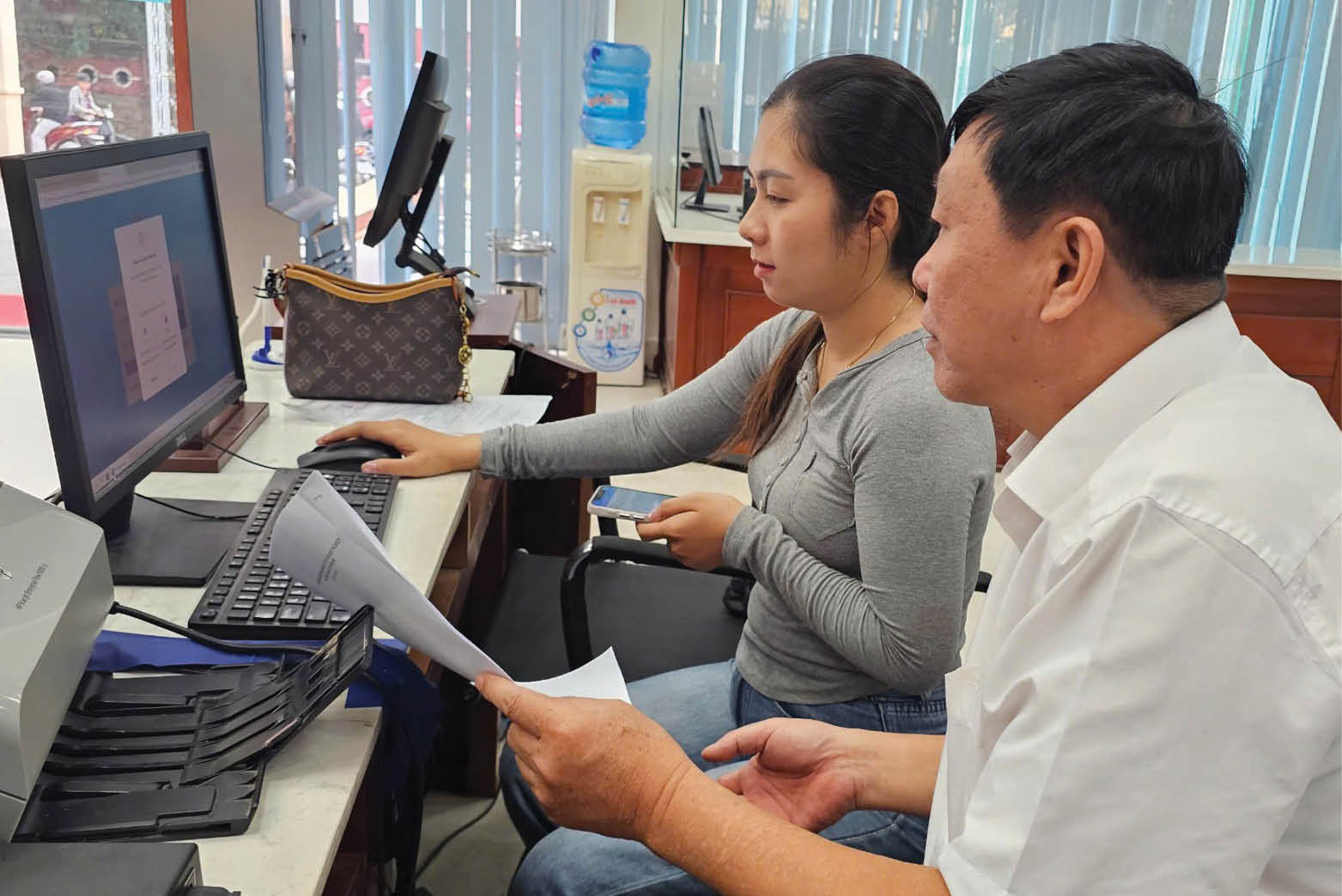 Từ thuận lợi của cán bộ đến sự hài lòng của người dân