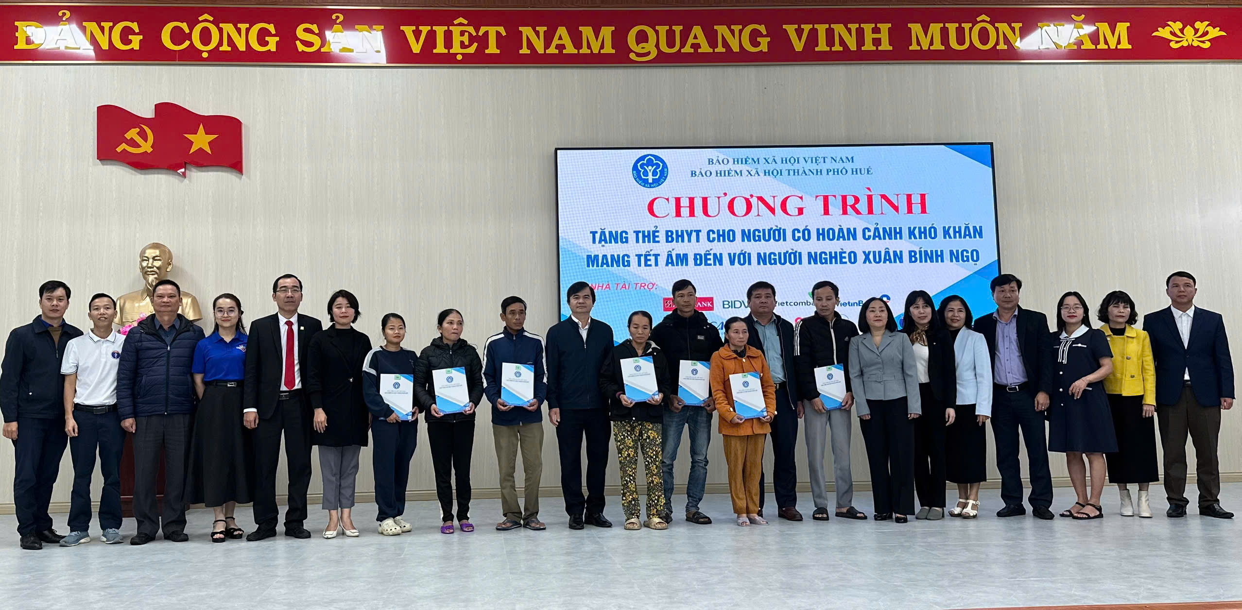 Tặng 697 thẻ BHYT cho người dân khó khăn phường Kim Trà