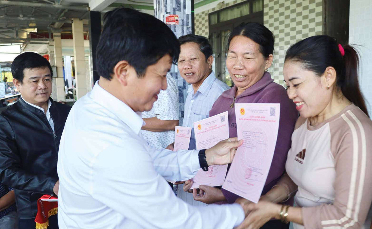 Tháo gỡ khó khăn trong giải quyết thủ tục đất ở cho người dân