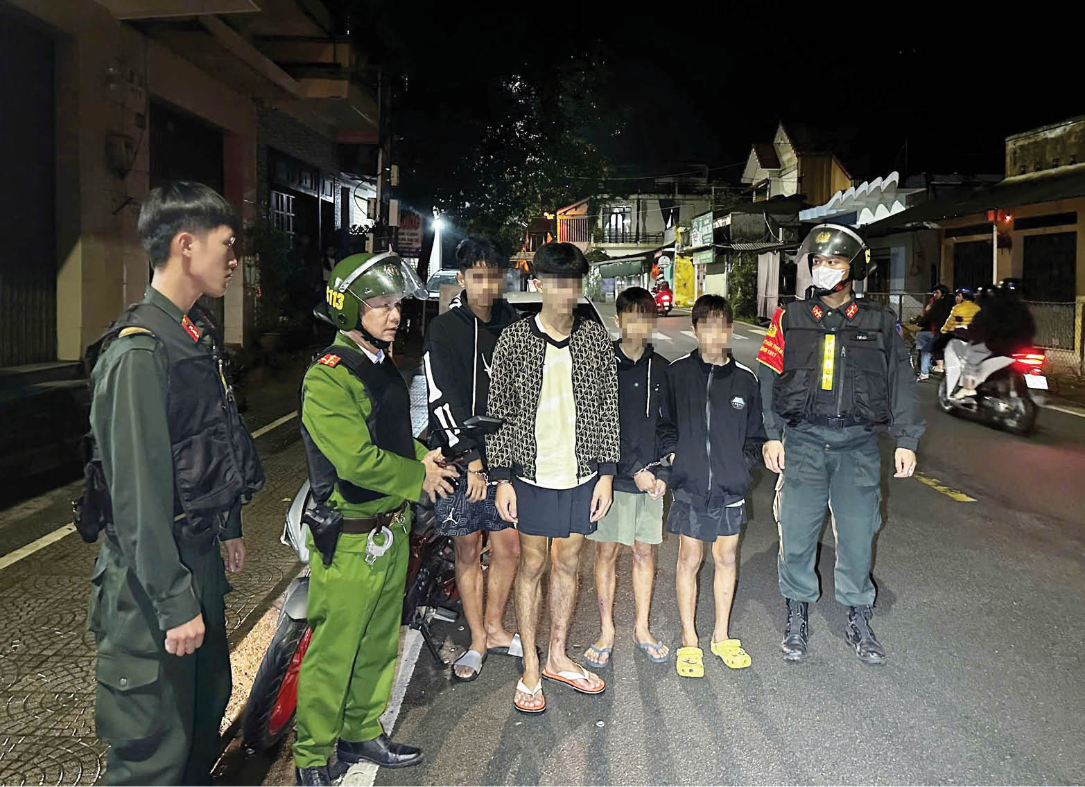 Tuần tra đêm để ngăn chặn tội phạm từ sớm, từ xa