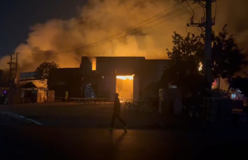 Cháy lớn trong đêm nhiều nhà xưởng ở xã Lạc Đạo bị thiêu rụi