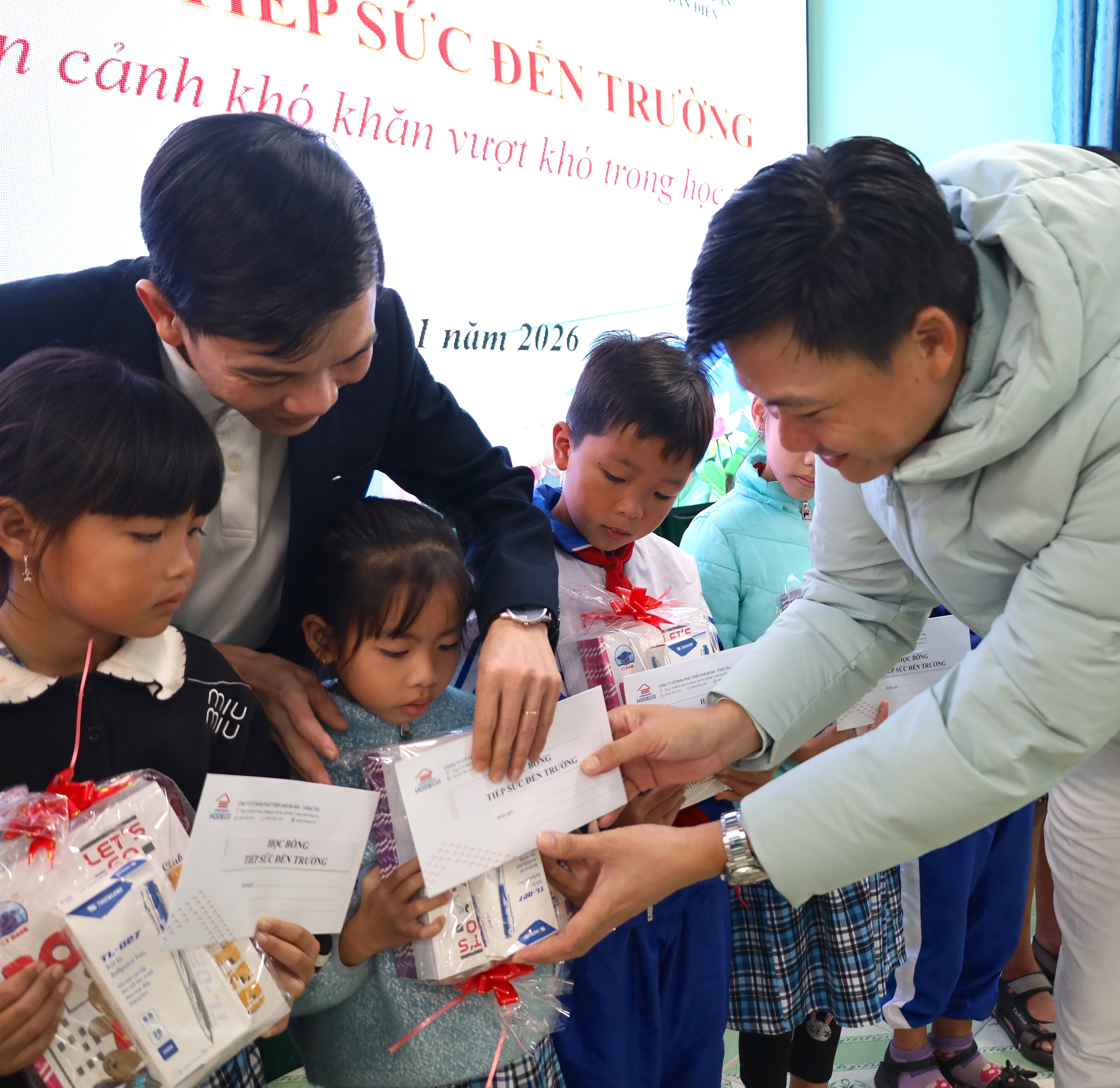 Tiếp sức đến trường cho 50 học sinh xã Đan Điền