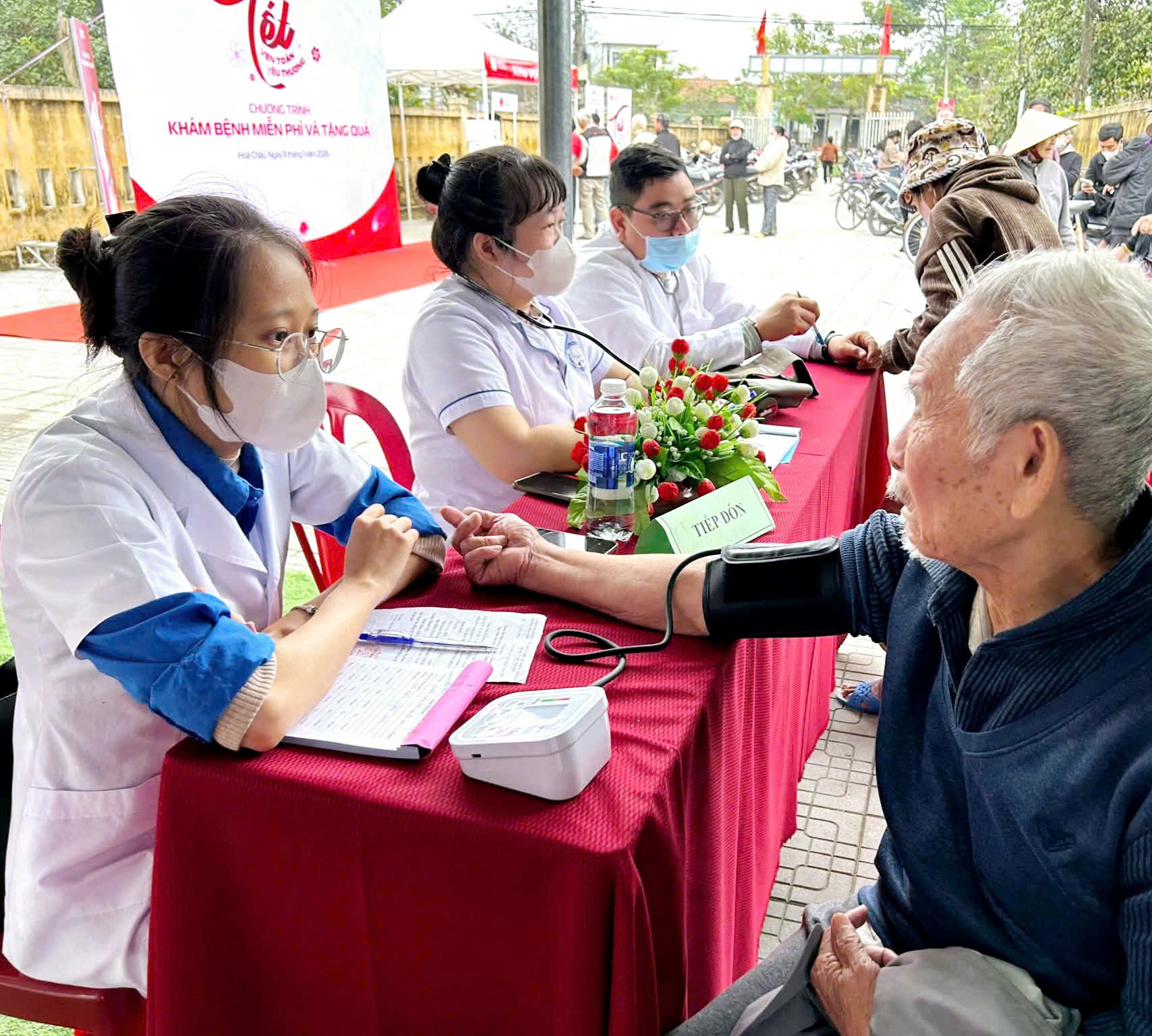 Khám bệnh, cấp phát thuốc miễn phí cho người dân phường Hóa Châu