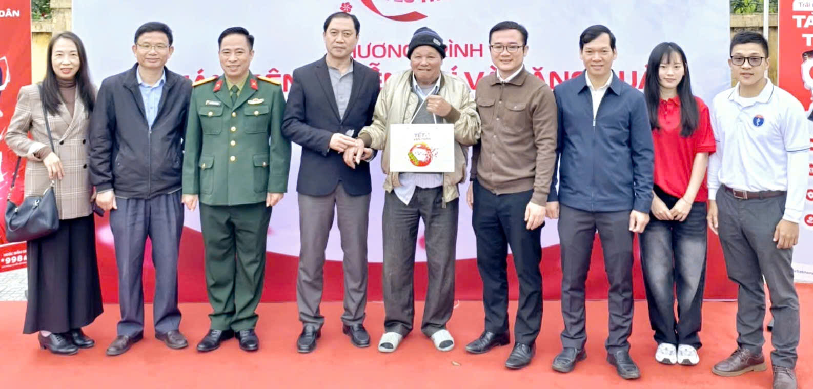 Khám bệnh, cấp phát thuốc miễn phí cho người dân phường Hóa Châu