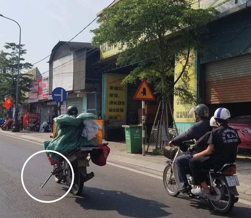 Nguy hiểm từ việc xe máy tự gắn mái che, phụ kiện cồng kềnh