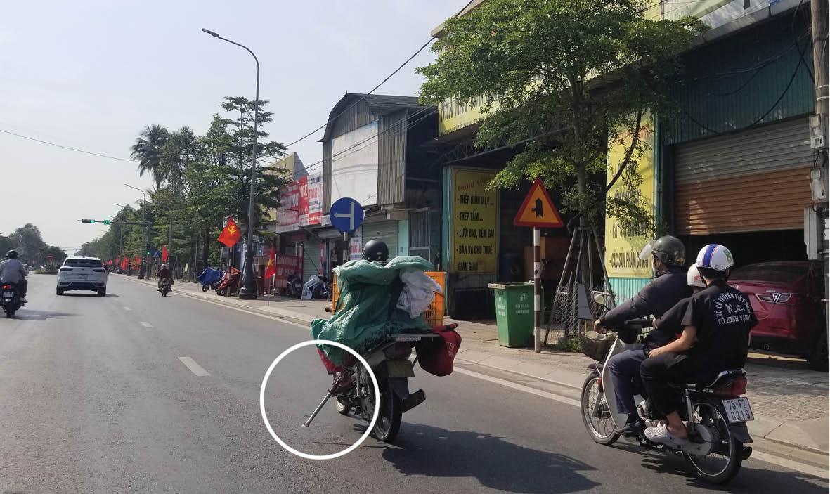 Nguy hiểm từ việc xe máy tự gắn mái che, phụ kiện cồng kềnh