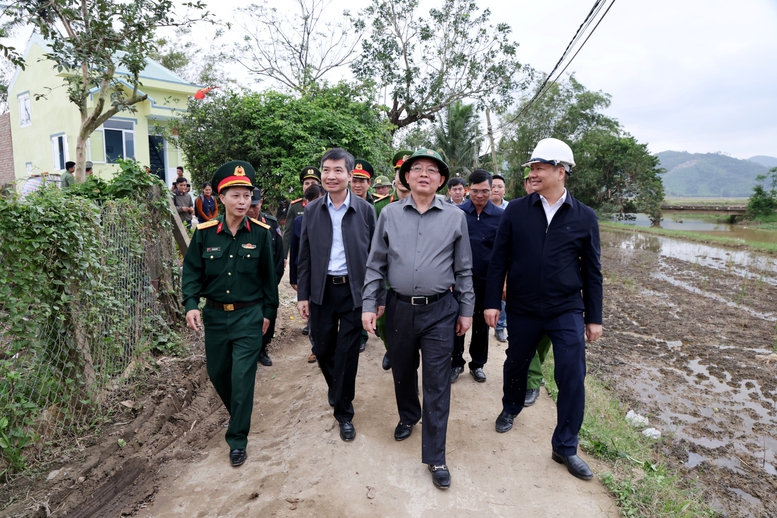 Hoàn thành dứt điểm Chiến dịch Quang Trung , ổn định đời sống người dân vùng mưa lũ