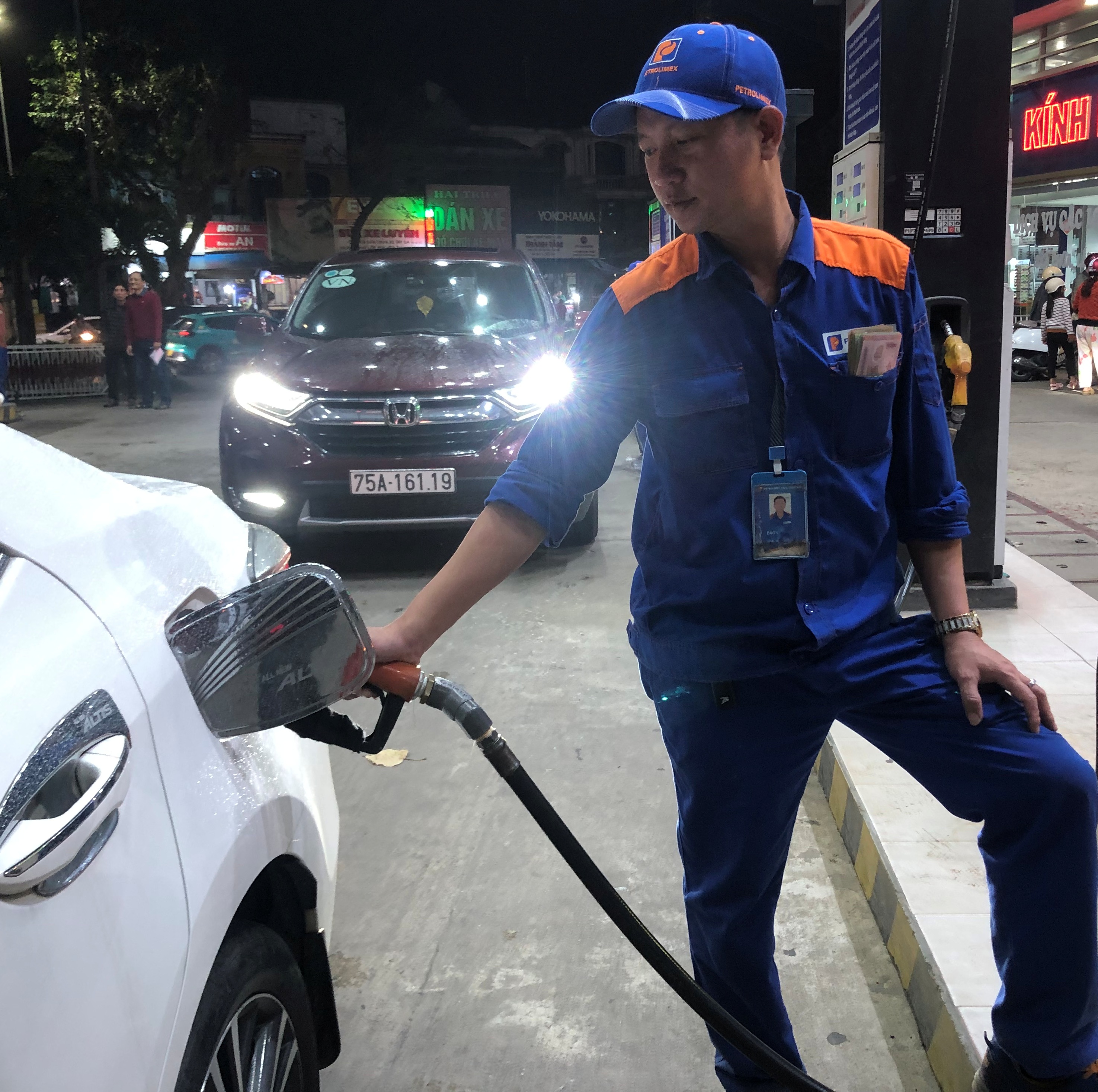 Giá xăng được điều chỉnh tăng sau 5 phiên giảm liên tiếp